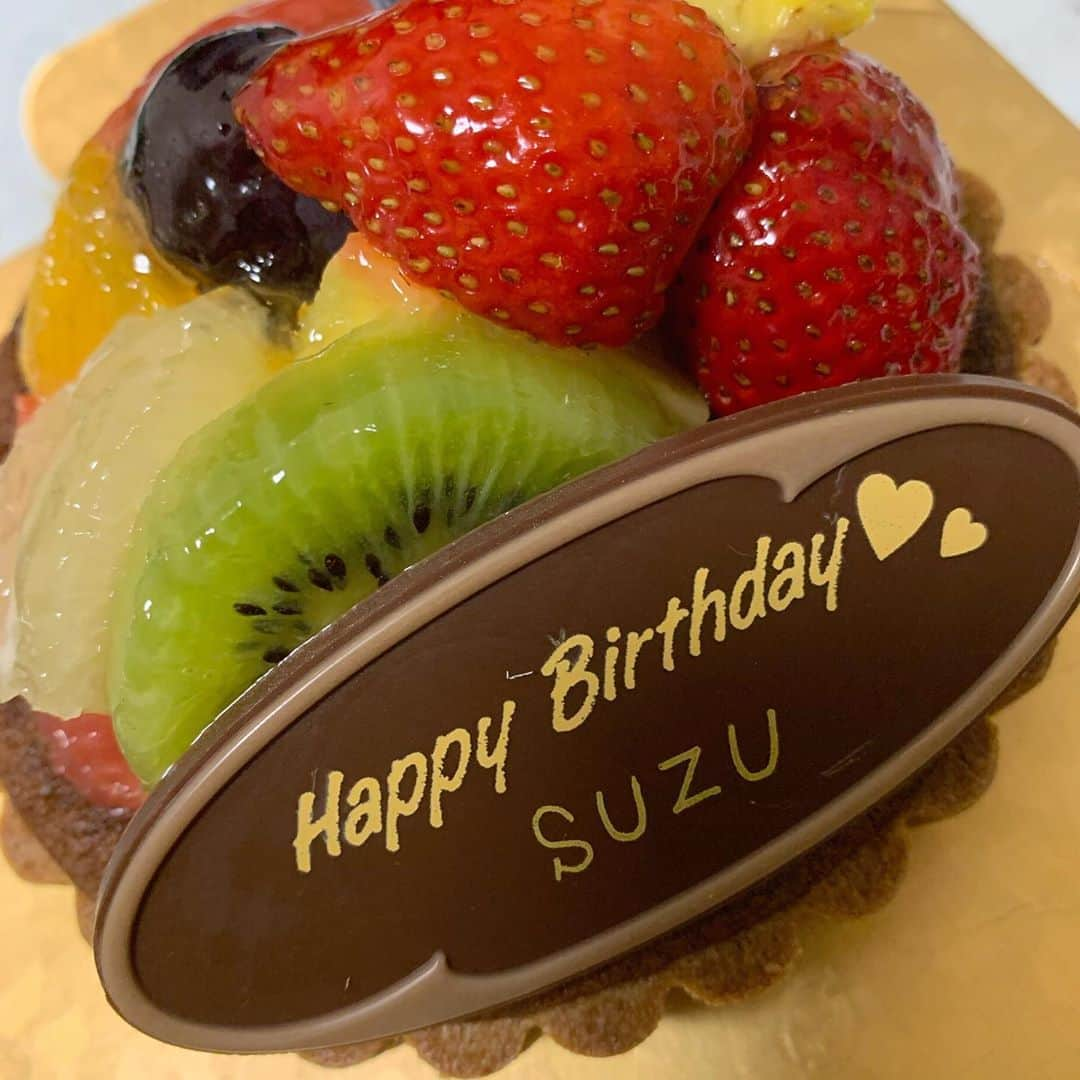 SUZUさんのインスタグラム写真 - (SUZUInstagram)「❤︎﻿ ﻿ 👨🏼から0時ぴったしに﻿ もらったバースデーケーキ🎂♡♡﻿ いつもありがとっ💋だいすき  #me#mybday#birthday#0913 #darling#👨🏼💕#thankyou  #サプライズ#バースデーケーキ #フルーツタルト#美味しすぎ#♡」9月16日 10時20分 - suzuchibi