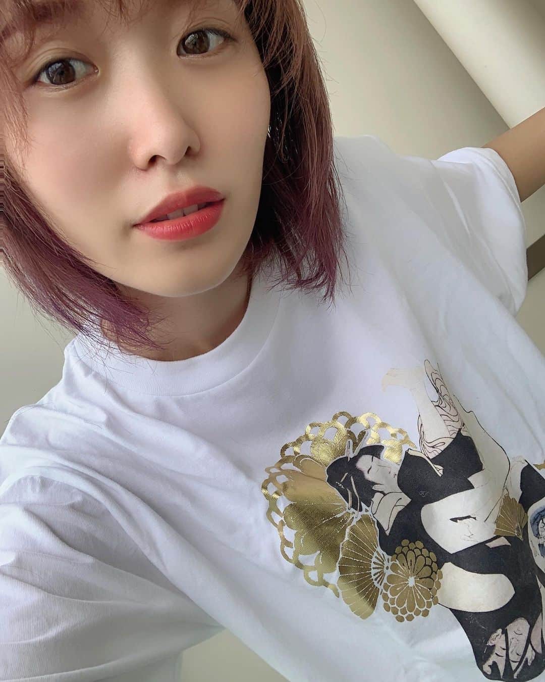 くまみきのインスタグラム：「お気に入りのTシャツ✌️﻿ ﻿ 江戸時代の浮世絵版画に関わっている職人たちの間では「春画の依頼が来てこそ一人前」と言われてたらしい。ほえ〜！﻿ ﻿ @_k_i_i_r_o_ ﻿ ﻿ #春画 #春画tシャツ #江戸時代 #浮世絵 #KIIRO」