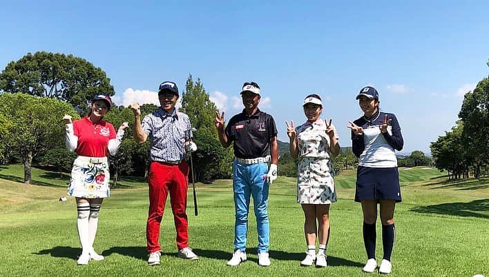のインスタグラム：「先日、妹と一緒に「原田伸郎の目指せパーゴルフIII」に出させて頂きました。  堀姉妹チームで、原田さん井戸木プロチームに挑みました‼︎  小さい頃から一緒にいますが、妹と一緒に収録を行うのは、この日が初めての経験でした‼︎  2人とも緊張気味でしたが、原田伸郎さん、井戸木鴻樹プロ、徳原恵梨さんが、優しく声をかけてくださり、楽しくて2人揃ってのいい思い出ができました😌⭐️  ⛳️コースは生まれ故郷の徳島県にある「Jクラシックゴルフクラブ」です‼︎ 放送日は11月です😊 姉妹チグハグですが、、 是非見てください‼︎  #妹は自分の不調を棚に上げて、 私をずっと責めてました笑 見てください」