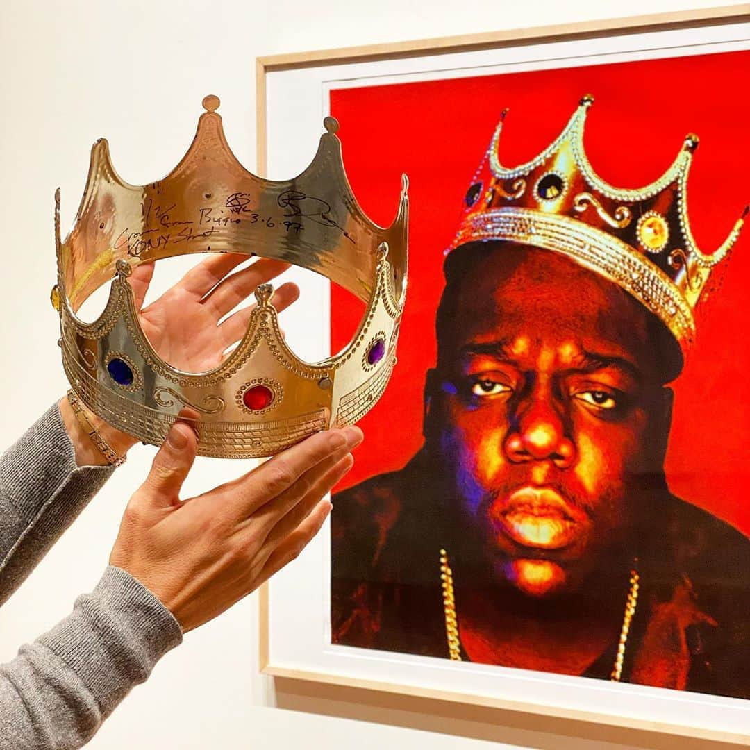 サザビーズさんのインスタグラム写真 - (サザビーズInstagram)「All hail the King of New York!   Tonight during our inaugural Hip Hop auction, one of the most iconic symbols of Hip Hop’s heyday: the crown 👑 worn and signed by Notorious B.I.G. from @barronclaiborne’s iconic 1997 ‘King of New York’ photoshoot for Rap Pages Magazine sold for $600,000. The photograph is one of the most recognizable images in Hip Hop culture and it has endured as the defining portrait of the artist more than 20 years since it was taken.  Achieving an overall total of $2 million, the auction was a celebration of the history and cultural impact Hip Hop has had on art and culture from the late 1970s through the “Golden Age” of the mid-1980s to mid-1990s, and up to the present. A majority of items included in the sale were consigned directly from Hip Hop’s most pivotal and well-known artists and figures, several of who will be sharing their proceeds with a variety of charities. A portion of Sotheby’s own proceeds from the sale will benefit the Hip Hop programs at the @qplnyc, as well as @buildingbeats, a non-profit community organization that teaches tech, entrepreneurial and leadership skills to underserved youth through DJ and music programs. #hiphop #hiphopmusic #notoriousbig #biggiesmalls #barronclaiborne #HipHopxSothebys #QPLHipHop」9月16日 10時44分 - sothebys