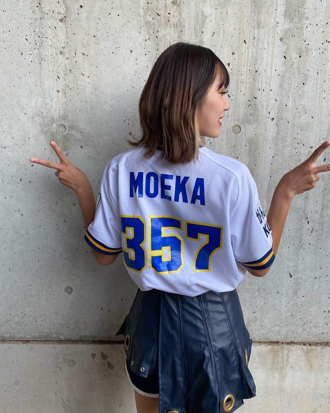 MOEKAのインスタグラム：「﻿ ﻿ ﻿ オリックス・ブルーウェーブの 復刻ホームユニフォーム﻿ 本当にお気に入りですっ！﻿ ﻿ ﻿ 皆様も一緒に着用して応援しよう！﻿ ﻿ ﻿ ﻿ ﻿  #Bs2020 #buffaloes #ORIX #bsgirls #moeka_357 #moeka #bsg #orixbuffaloes #얼짱 #좋아요그램 #일상 #패션 #코디 #일상룩 #赞 #粉我 #漂亮 #얼짱 #셀피 #한국여행 #オルチャン #얼스타그램　#카페스타그램  #ハイトーンヘア #韓国メイク #韓国ヘアー #オルチャンメイク  #おしゃれさんと繋がりたい #オリックス　#オルチャンヘア #タンバルモリ」