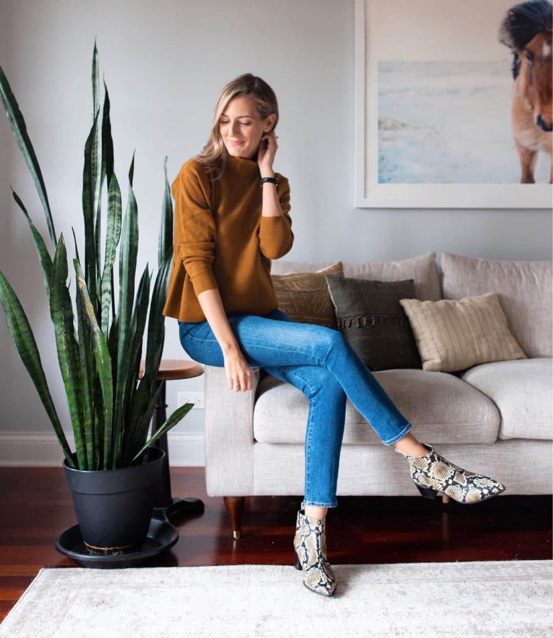 Anna Jane Wisniewskiのインスタグラム：「This time last year. And now I’m currently fantasizing about putting on my favorite high-rise jeans this fall. Chances are, it won’t be happening in 2020—I’m not one of those people who can even think of wearing jeans for awhile post-birth (c-sections are all I know and in the past I’ve been known to wear a robe for a straight month postpartum).  It’s going to be a dress, leggings and oversized sweater kind of fall!  http://liketk.it/2WDHi #liketkit @liketoknow.it」