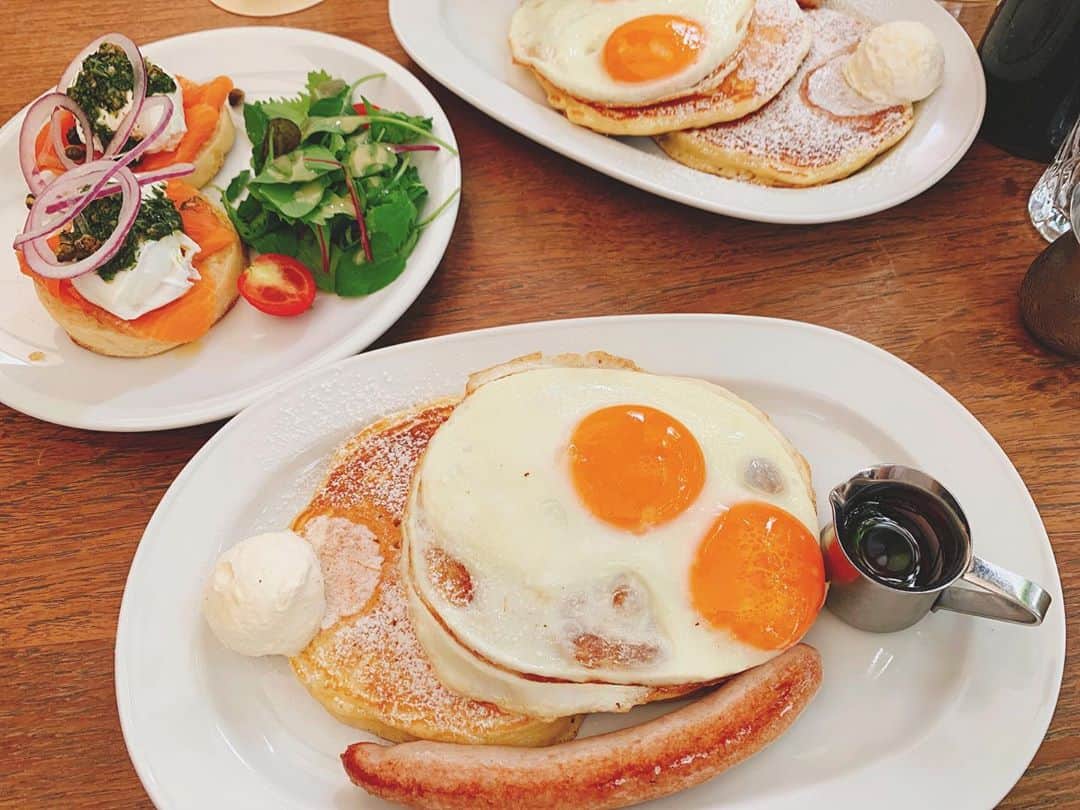 徒然みおれのインスタグラム：「朝食パンケーキ🍳♥  #表参道カフェ #カフェ #表参道 #cafe #crisscross #ホットケーキ #目玉焼き #朝食 #エッグベネディクト #パンケーキ #breakfast #カフェ巡り」