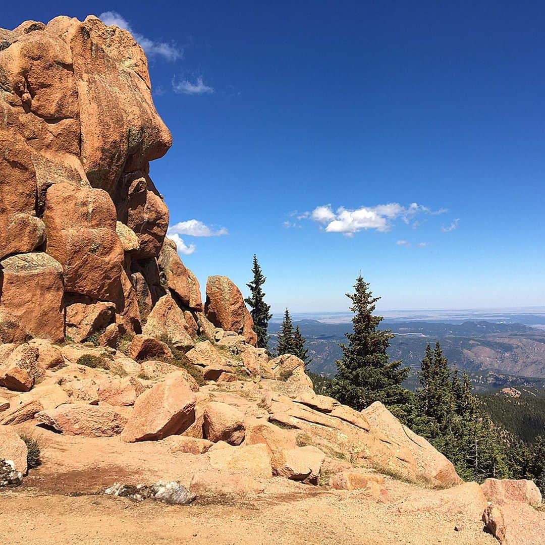 佐藤唯のインスタグラム：「ロッキー山脈にあるPikes peak 4301m ・ 車で頂上まで行けます🤩🏔 ・ ・ テキサス州オースティン〜コロラド州デンバーに車で移動15時間 🚗1カ月滞在中 ・ 先週30度超えの真夏日からいきなり雪が降りました☃️ そしてまた30度超えに戻った😳😳異常気象で地球が心配になりますね😨 ・ #コロラド州 #デンバー #ロッキー山脈 #pikespeak #車で行ける #ちょっとズルした気分 #高山病😨 #colorado #denver」