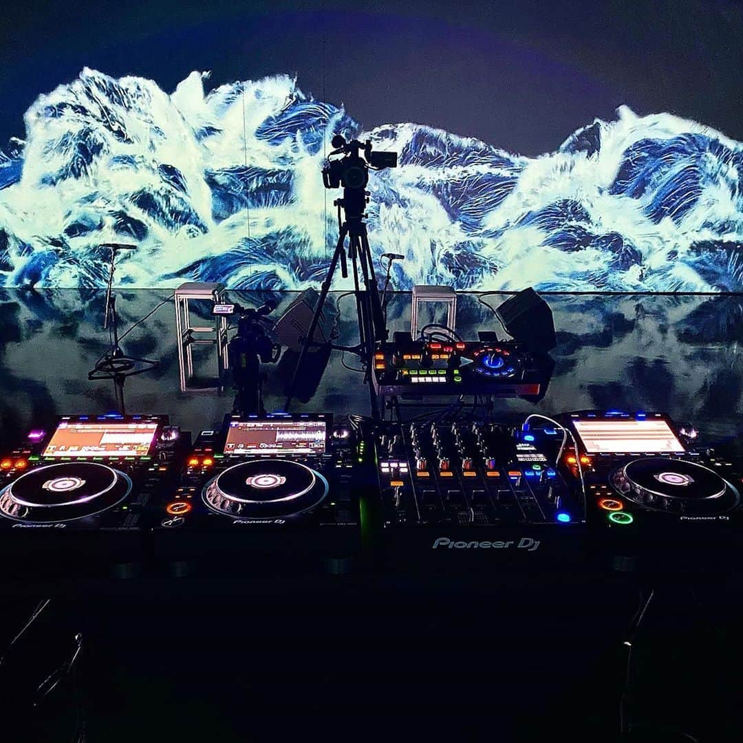 DAISHI DANCEさんのインスタグラム写真 - (DAISHI DANCEInstagram)「#TOKYO #teamLab #teamLabBorderless @teamLab @teamlab_borderless  #CDJ3000 ↑↑↑ @pioneerdjjpn @pioneerdjglobal  遂に‼︎CDJメインモデルのフルモデルチェンジです‼︎ HOT CUEの読み込み一瞬でどの反応もクイック‼︎ 大型タッチパネルで今まで気付かない人も多かった細かい設定などもかなりわかりやすくなってます。 敢えて自宅スタジオモニターなどで"最小音量"で鳴らしてみたのですがフルボリュームで鳴らしてるのと同じバランスで、しかも音のパーツが分離して各楽器の質感がはっきりわかるのでCLUBのスピーカーで鳴らしたらアンプとスピーカー入れ替えたくらい高音質になる予言です‼︎ CDJだけど遂にCD再生セクションが廃止されてるのでその分のコストで音質向上の為のパーツがハイエンド化されている都市伝説👁 めちゃくちゃ小さい音で鳴らしてもキックのアタックしっかり出るしベースも輪郭が分離して聞こえるので現場だと更に音が見えるような音質になる気がします‼︎ 冷却ファンやロック式の電源ケーブル、各ボタンなどの耐久性の強化などハードな現場からのフィードバックも盛り込まれてます。  CLUBの皆様 まだ様子みよう..と買うタイミング逃して1〜2年後に買い替えて その2年後に型落ちになるサイクルなら、 発売タイミングで買い替えて新型を最初からロングスパンで使うのがオススメです。 CDJを新しくしただけではなく、スピーカーとアンプを更に高音質のものに買い替えたような効果も保証します‼︎  #信じるか信じないかはあなた次第です」9月16日 11時06分 - daishidance666