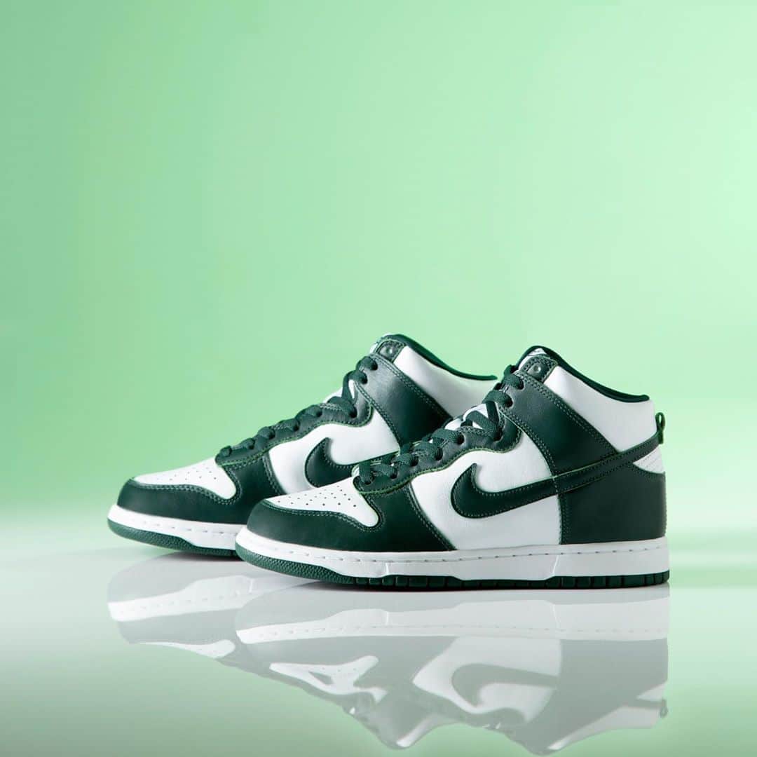 I.T IS INSPIRATIONさんのインスタグラム写真 - (I.T IS INSPIRATIONInstagram)「NIKE DUNK HI SP “MICHIGAN STATE” - Equipping a simple-yet-effective white and green color scheme, the Dunk High utilizes a similar color palette to 2008’s “Pine Green” release, but differentiates itself by significantly darkening its green shade. The online raffle is on now, follow @ithk @i.tpost @exi.tofficial for details and enter the site today. Good luck! - #ITHK #ITisInspiration #nike #nikedunk #nikedunkhigh #dunkhigh #michiganstate #sneakers #sneakerdrop #sneakerhead #sneakerraffle」9月16日 11時18分 - ithk