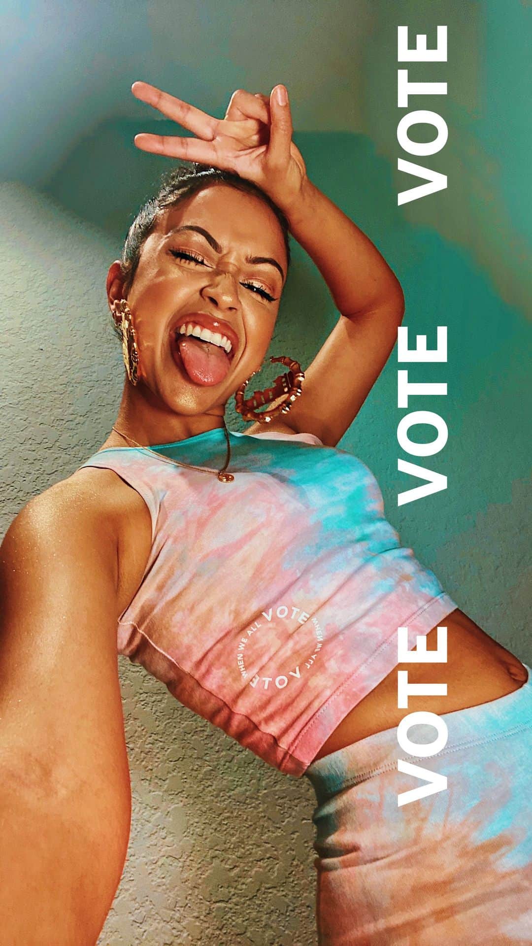 リザ・コッシーのインスタグラム：「Voter... employer... same same. WE, the people, GOT THIS. I know we're ready but double check if you're registered! Click my link in bio to prove you are. 🥂」