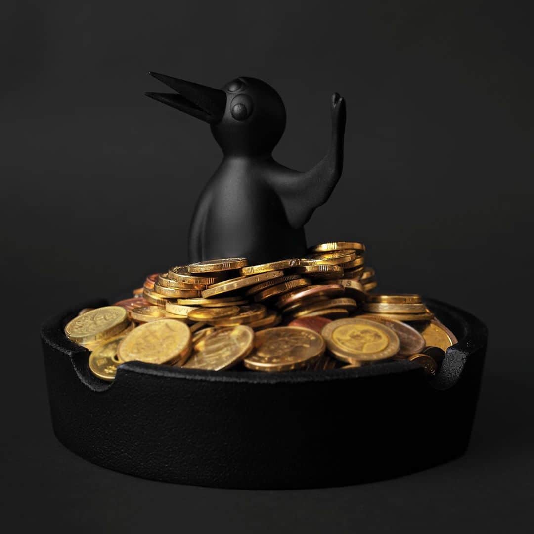 のインスタグラム：「@hypebeastart: @ryantravischristian has crafted a bronze ‘ASHPAN FOR SPLIFFS, ETC’ ashtray for @arr.allrightsreserved’s “MEET PROJECT.” Serving as his first sculpture, the piece has been executed in a dark graphite shade and stands just over 5 inches tall, with a weighty ashtray-inspired base grounding a bird in its center. Click the link in our bio for more details. It’s set to release in an edition of 250 on AllRightsReserved’s web store on September 18 for $900 USD apiece.⁠⠀ Photo: AllRightsReserved」