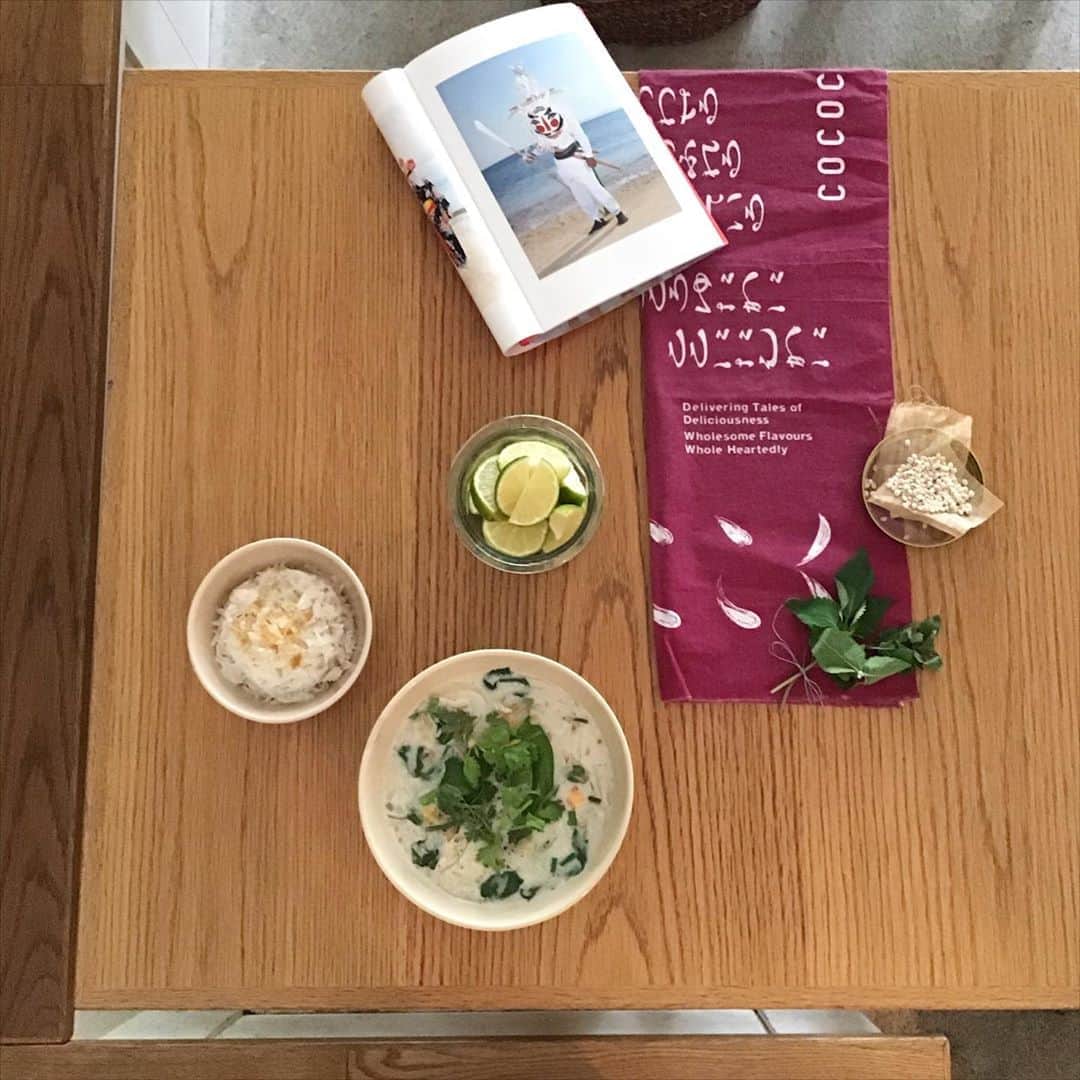 Pho 321 Noodle barのインスタグラム：「皆さま　お早う御座います。  大漁と安穏　五穀豊穣を願う15夜の踊りの次の晩は　10/1に中るそうです。(写真は　与論島の朝伊那の15夜です)  New 3rd noodleに　9月から10月のみじかい間に咲かせる薙刀香需ことキンゾーイ　ディル　パクチーを、本日のお野菜は　うりずん　16ささげ　モロヘイヤです。  シンプルなジャスミンライスをside dishに　green curryのように組み合わせていただくのもおすすめです👨‍🍳  柑橘サイクルは巡り....本日の柑橘は　宮崎　日向市発　平兵衛さんのお庭で自生&採取したことから栽培が始まった平兵衛酢(へべす)と神山すだちです。  此れからの季節に備え　ここくさんのサイトでは　はじめてのお味噌作りセットが販売されています。 comのジャスミンライスに欠かせない　ごはん麦は　pho321の店頭でもお買い求めいただけます🐇🌝  本日も11:30am opening 5:30pm last call 6pm closing  中休みなしで開店致します。 to go boxはpick upのお時間に合わせてお作り致します。 纏った個数をご希望のお客さまはこちらから ☎︎03-6432-9586  道中お気をつけて　お立ち寄り下さいませ。  todays recommend:coconut green chicken pho,pho seafood,bun pork(warm),summer roll 1/2 ,hebesu and pettilant de mars   todays opening bgm📻the voyage of the moon/donovan   pho321スタッフ一同」