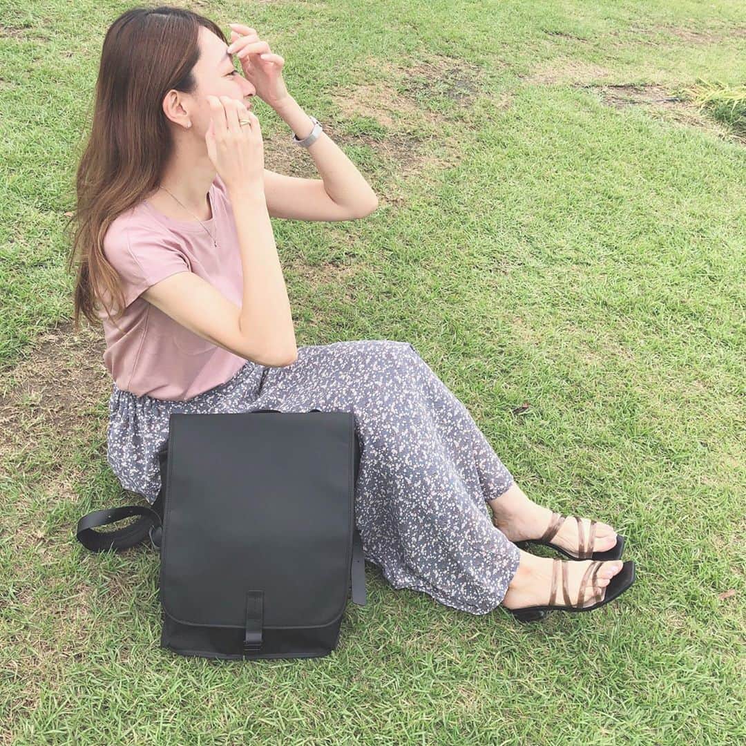 菊池かなこのインスタグラム：「. Topologieのリュックコーデ❤︎ 13インチのmacbookが すっぽり入るのですごく重宝🥺 撥水加工なので雨の日も罪悪感無く持ち歩ける❤︎ 大きめでオーソドックスな形なので カップルで一緒に使ったりも出来ると思います🌼 こちらの商品名はRansel Backpack Dryです☺︎ . . 15%OFFになるクーポンコード 「tpcanana-15」 有効期限 2020/11/30 までです✨ . . ୨୧┈┈┈┈┈┈┈┈┈┈┈┈┈┈┈┈┈୨୧ @topologie_jp #Topologie #RanselBackpack #Black #pr #リュック女子#リュックコーデ#リュック #ユニセックスコーデ#パソコンバッグ #fashion#ファッション#code#今日のコーデ #プチプラコーデ #プチプラファッション #ピンクコーデ#骨格ウェーブ#今日のコーデ#2020aw #viviancollection#vivian公式アンバサダー #宮下パーク#miyashitapark」