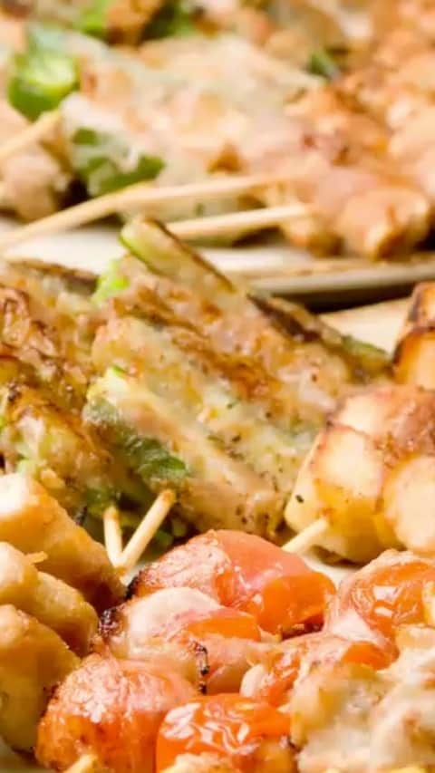 のインスタグラム：「. 『おうちで串タロー～なすチーズ巻編～』  こんにちは🐬 串タロー事務の串子です🤩  おうちで串タローの第2弾！！ 人気のなすチーズ巻の作り方を動画でご紹介します👏👏👏  是非おうちで作ってハッシュタグ #おうちで串タロー をつけてインスタやツイッタ―に投稿してください🏠 串子がニコニコしながら見ます😋💕  URLはこちら @kushitarou_official . #串タロー #新宿まき串 #新宿居酒屋 #串子の日常 #一人飲み女子 #串子 #野菜巻き #まき串 #おうちで串タロー #アスパラ巻 #レシピ」