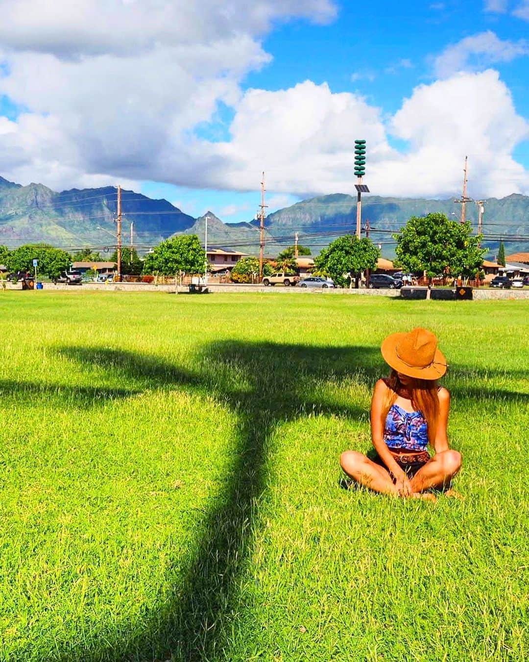 shihoのインスタグラム：「💚🌴💚🌴💚 ・ ビーチに映るヤシの木の影も可愛いけど 緑に映るヤシの木の影も 可愛いくてパシャリ♡ ・ 後ろに見える西側の景色や街並み、 どこを切り取っても Hawaiiの景色に癒され恋しく感じちゃう🥰 ・ #hawaii#islandofoahu#oahu#ハワイ#trip #オアフ島#travel#loco_hawaii#travel_jp #funtorip#タビジョ#旅MUSE#genic_travel #genic_mag#たびねす#旅行#genic_hawaii #town#palmtrees#green#beach#oahuhawaii #tabijyomap_hawaii#lealeahawaii#2020」