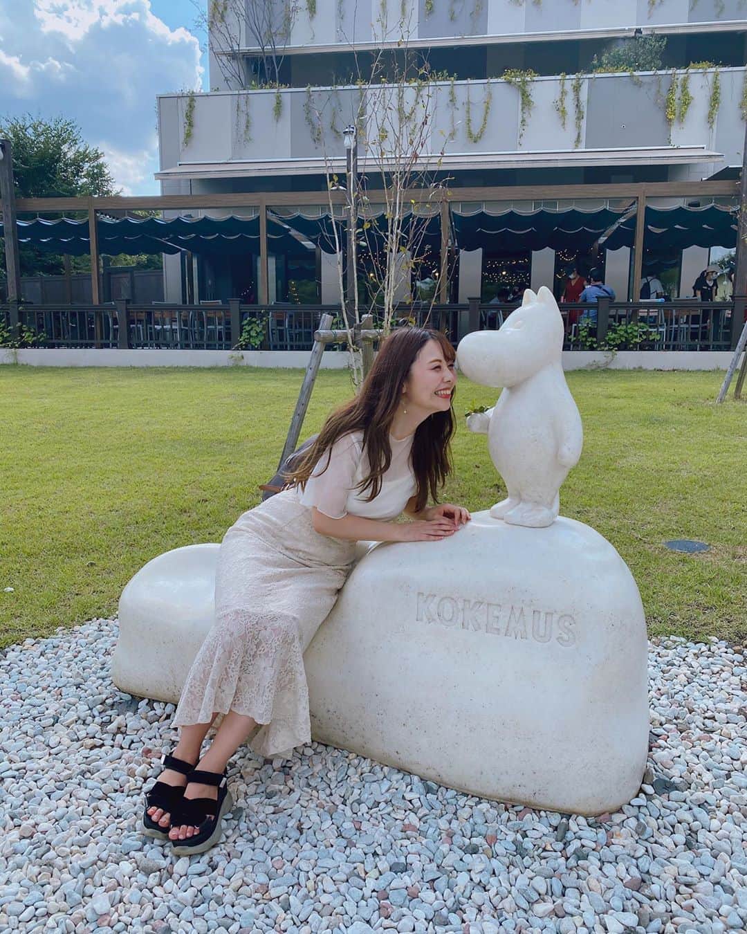 西村季里子のインスタグラム：「・  ムーミンバレーパーク🏕 にずっと行ってみたかったものの、 ムーミンのことはよく知らないの。←  カバだと思ってたよ(ごめんね)  でもバレーパークに行って とっても好きになった🥺💗  バレーパークの空間は 緑がたくさんあって、 大きな湖があって、 広くて落ち着いてて、 かわいいが溢れてて、 ムーミンのこと知らなくても めちゃくちゃ楽しめた💓💓💓  どこを撮ってもかわいいし、 自然たっぷりで癒されました🌿  #ムーミン #ムーミンバレーパーク  #moomin#moominvalleypark  #飯能#埼玉#メッツァビレッジ  #1周年#フォトジェニック #映えスポット#自然#緑#湖 #follow#followｍe」