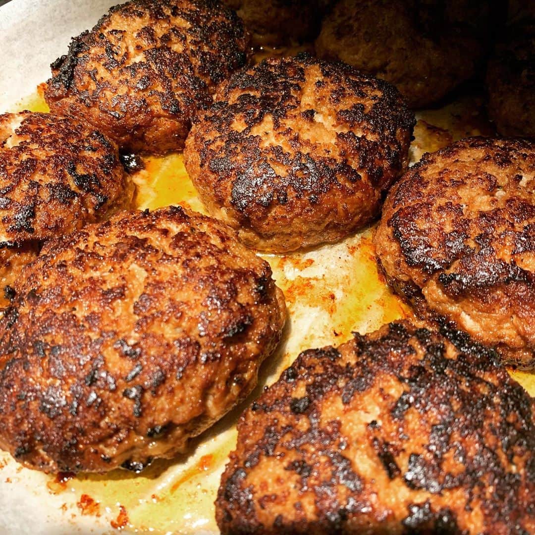 T.G.HEARTH TGハースのインスタグラム：「こんにちはTGハースです😋﻿ 美味しいハンバーグ焼いて待ってます‼️﻿ 限定10食なのでお早めに〜✨✨✨﻿ ﻿ テイクアウト限定チキンのご案内↓↓↓﻿ 当店名物ロティサリーチキン1羽まるごと¥1980🐓﻿ すぐ電話↓↓↓期間限定なのでお早めに〜💕💕💕﻿ ☎️03-6416-9445←ﾖｳﾁｪｹﾗ🤘﻿ ⭐️旨辛フェアも絶賛開催中なのでテイクアウトチキンの味変更やハーフ&ハーフも対応してます🤓﻿ ﻿ ◆予約受付﻿ 気になった方はこちら💁‍♂️ ﻿ https://tghearth-ebisu.com/course/﻿ ﻿ ◆ガレット（YouTubeで動画も見れるよ‼️）﻿ https://www.instagram.com/galette.galette/﻿ ﻿ https://m.youtube.com/channel/UC4nVtquelZgXuDnXWpCQ9sg﻿ ﻿ ◆モバイルオーダーも出来るようになりました✨﻿ プロフィールからHPをアクセスしてください♪﻿ モバイルオーダー﻿ https://tgh.for.dinii.jp/﻿ ﻿ ◆Uber eats・menu・出前館によるデリバリー﻿ 11:30〜21:00﻿ ﻿ ◆LINE@登録お願いします♪﻿ https://lin.ee/g0H4jc6﻿ ﻿ ﻿ 皆さまの笑顔に会えますように！💕💕💕﻿ ﻿ #TGハース#代官山ディナー#代官山ランチ#恵比寿グルメ#恵比寿ビストロ#恵比寿ディナー#代官山グルメ #ハース #代官山テイクアウト#恵比寿ランチ#ラクレット#チーズ#ロティサリーチキン#恵比寿ご飯#menu#恵比寿ワイン#テイクアウト#渋谷ディナー#恵比寿チーズ#tghearth#渋谷グルメ#渋谷ランチ#恵比寿チーズ#恵比寿カフェ#チーズケーキ#渋谷テイクアウト#恵比寿新聞#恵比寿ビール#チーズフォンデュ#恵比寿テイクアウト」