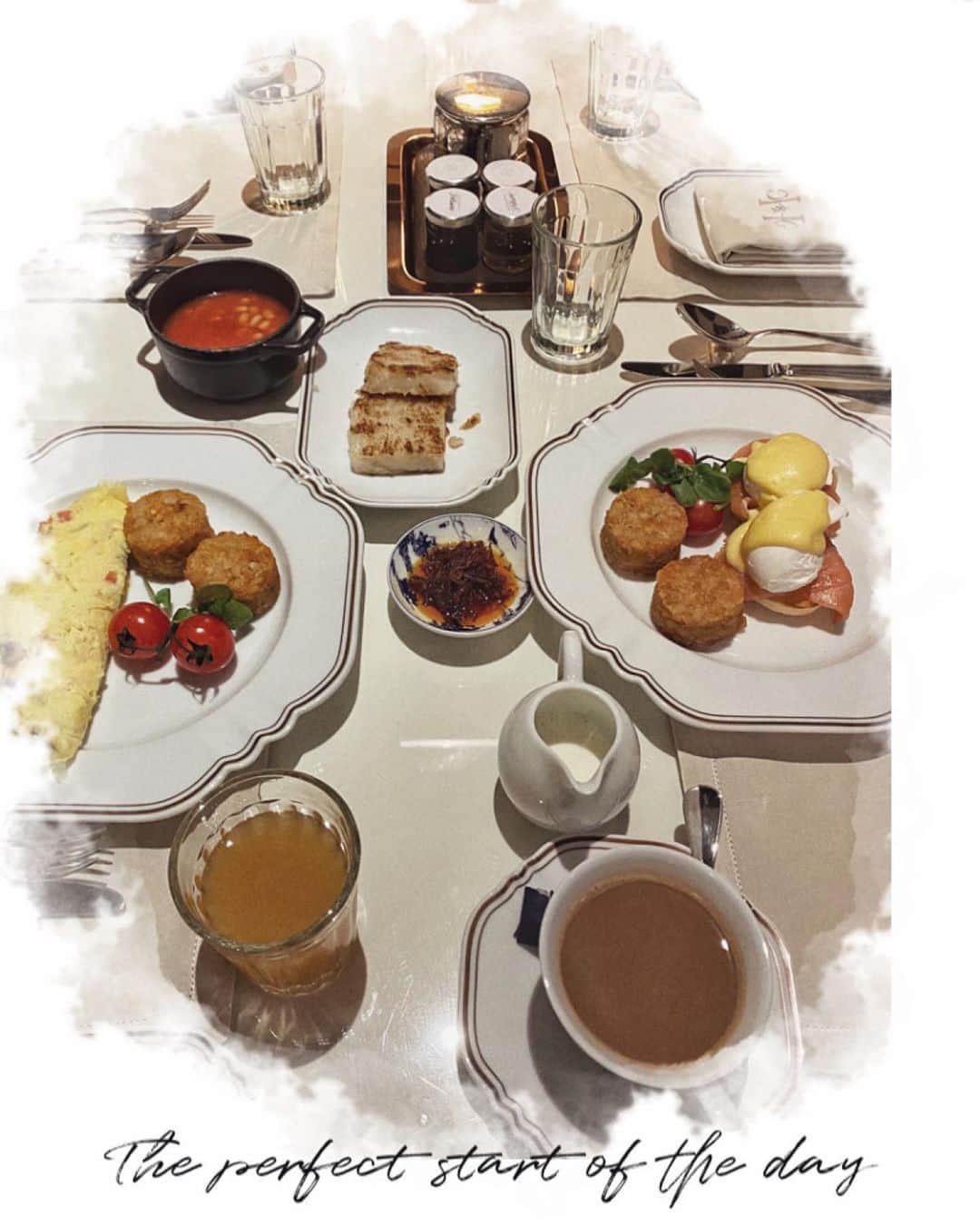 LIKARANAIさんのインスタグラム写真 - (LIKARANAIInstagram)「🅜🅞🅡🅝🅘🅝🅖☀️ 𝟶𝟽：𝟹𝟶 來到酒店的咖啡廳吃早餐 比平常還要早就是想避開人潮😂 出外旅遊和在香港渡假原則一樣 都比平常忙又把時間填得滿滿 騰出來的時間感覺更充裕了啦🤔（真的？！）  早餐包括主菜可選中式或是西式 伴吃點心可選兩款 另外還有自助式包點和水果 這裡最有名是中式點心 強烈建議全點上中式 因為我點了的主菜是西式 但點心點了中式的所以有著比較 中式點心 味！道！超！好！！  酒店假期真的太享受 在這裡完全感受到賓至如歸的感覺🥰 Special thanks to Ms.Yang (GSM) for the table and our room arrangement！#RosewoodHongKong #RWJourneys #AsenseofPlace 。 。 。 。 。 。 #hongkong #likarantravel香港 #香港 #香港旅行 #香港旅 #hongkonginsta #discoverhongkong #hongkongart #instahk #hongkongphoto #hkrestaurant #hkhotel #instafood #foodie #foodporn #timeouthongkong #hkig #likeforlikes #shoutout #hotel #staycation #hkblogger #写真好きな人と繋がりたい #カメラ女子 #カメラ好きな人と繋がりたい」9月16日 11時32分 - likaran