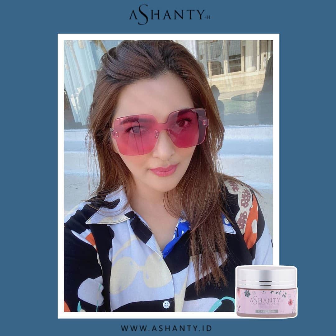 ASHANTY BEAUTY CREAM OFFICIALのインスタグラム：「Satu paket Ashanty Whitening Cream dapat membantu mencerahkan wajah yang kusam dan kering. Membuat wajah lebih cerah berseri,  lembut,  lembab dan halus.  Satu paket cream berisikan : • Facial wash • Face Toner • Serum • Day Cream • Night Cream  Yang akan merawat dan menutrisi kulit wajah sampai lapisan terdalam dan membuat wajah menjadi lebih sehat,  cerah berseri, ✨  _________________________________ Informasi dan pemesanan : WA: 085781140354 WA: 081287388885 WA: 087778489900 WA: 081293823950 FAST RESPONS CLICK LINK yang ada di Bio IG @ashantyid 🌸✨ _________________________________ #ashantybeautycosmetics #beauty #cosmetics #brandlocal #kosmetikhalal #makeup #kosmetikartis #ashanty #thehermansyah #beautyvlogger #jualkosmetikmurah #kosmetikmahal #kosmetikbagus #ashantyid #keluargaasix #ashantyhermansyah #mua」