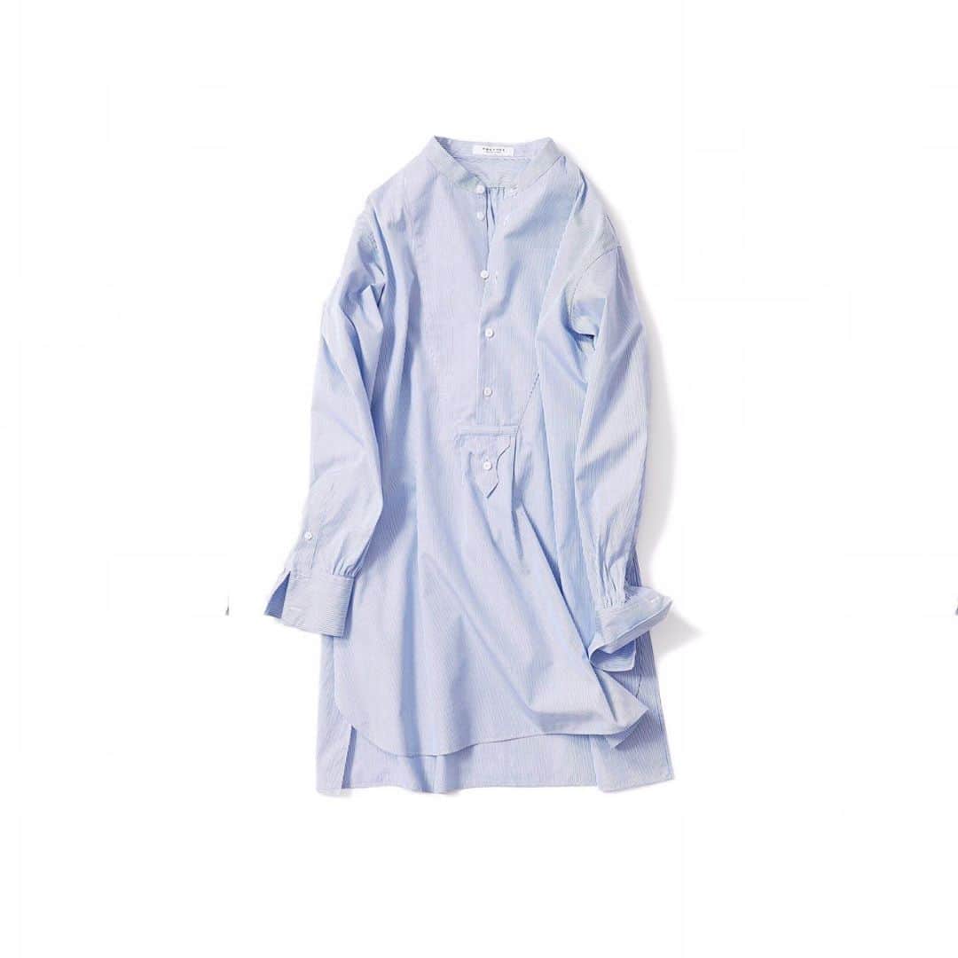 のインスタグラム：「・ New♦️Arrival・ ・ ♦︎MACPHEEマカフィー/コットンブロード ボザムチュニックシャツ(Blue x White) ・ 上質なコットンブロード素材で仕立てたチュニックシャツ。19世紀初頭のメンズのドレスシャツのディテールをべースにデザインされた一着。 バックに施されたギャザーと、大胆な前後差のあるヘムラインは、軽やかで抜け感のある旬なバランス。スリムパンツにもボリュームのあるパンツにも様々なボトムスと合わせやすいアイテムです。  ・ #kkcloset #kkshop #菊池京子 #kyokokikuch #coordinate #code #ootd #outfit #kotd #カジュアル #follow #style #fashion #ファッション #秋 #happy #relax #feminine #french #shirt ＃ドレスシャツ」