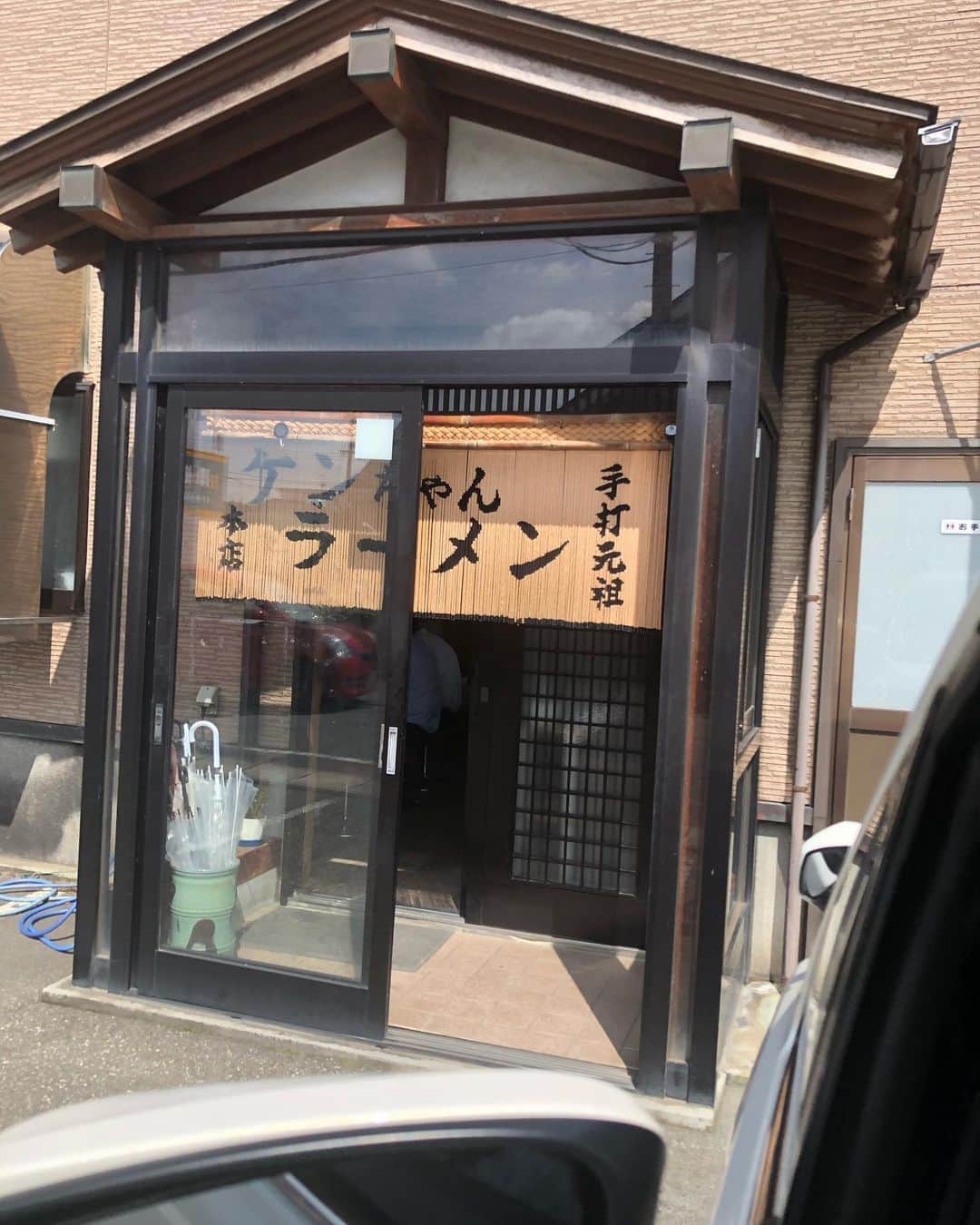 内山高志さんのインスタグラム写真 - (内山高志Instagram)「都内に戻る前に 酒田市にある ケンちゃんラーメン食べてきた🍜  量が多かったけど、あっさり醤油味で美味しかったです。  では東京戻ります✈️  #山形 #酒田 #ケンちゃんラーメン」9月16日 11時40分 - takashikod