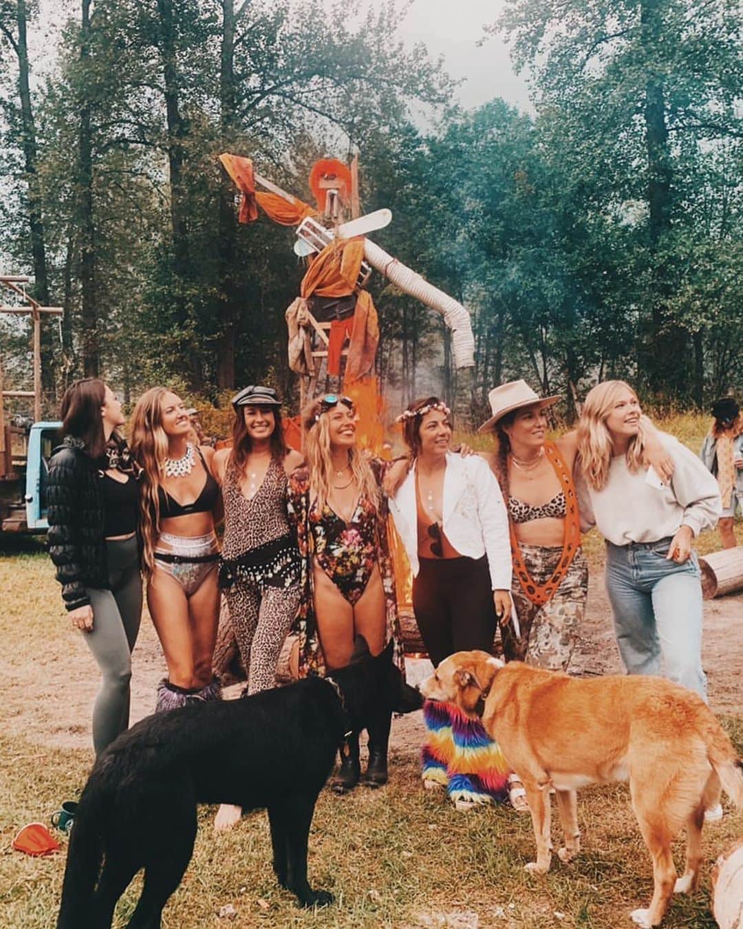 ジェイミー・アンダーソンのインスタグラム：「What a way to bring in my 30th birthday! Burningjam theme party at @greenwaterresort with my Canadian family!   Thank you everyone for the love and good vibes, i laughed so hard all weekend, I am blessed! To more good vibes and constantly growing and evolving! 🙏💙✨🤘 #burningjam2020 thanks @tyler_nicholson and @mikemichalchuk for the beautiful art piece! Less ego, more love! #dirty30 #greenwaterresort」