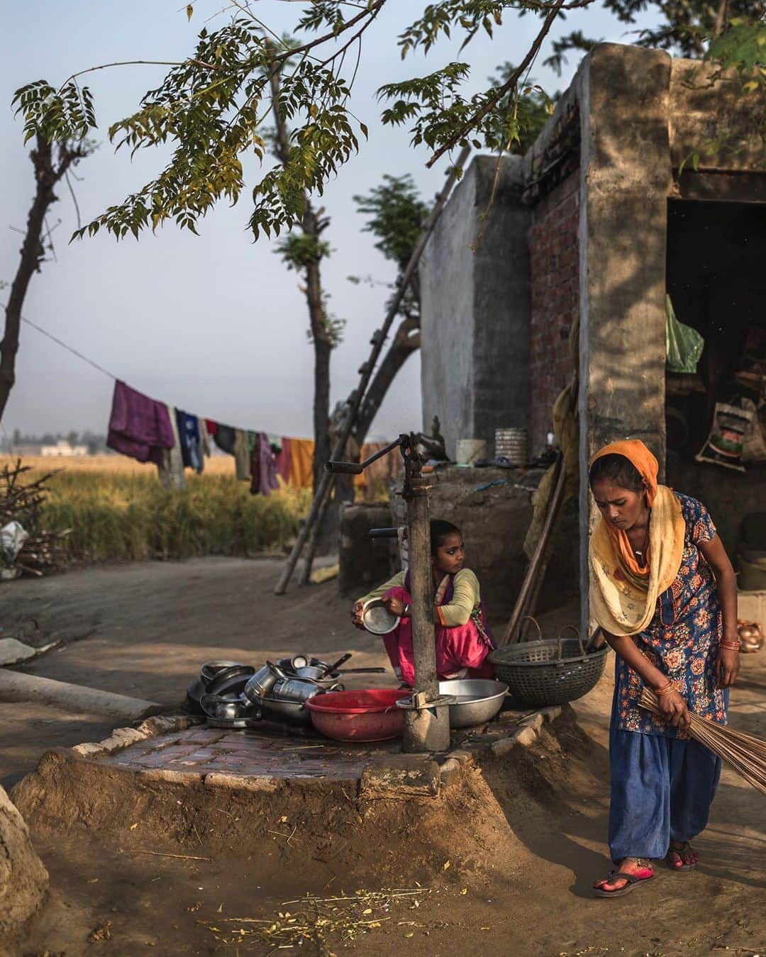 のインスタグラム：「Why is food almost always affordable? Inexpensive labor. It happens worldwide, including in Punjab, where hired hands from across the country come to the northwestern food belt, working the millions of hectors of farmland to feed India. Many are young, as these girls from Madhya Pradesh, tending the small house they stay with other workers at the end of the on the farmer's land within their fields. Today I went to the grocery store where I live, and noticed strawberries were on sale. Two pounds (1 kilogram) for $5 USD, picked by hand in California, driven over 3000 miles (almost 5000 kilometers) to the Berkshires of western Massachusetts. Why so inexpensive? The tragic truth of cheap, underpaid labor. ⠀⠀⠀⠀⠀⠀⠀ India’s Daunting Challenge: There’s Water Everywhere, And Nowhere - Chapter 8 of the @outofedenwalk, my latest story last months (August 2020) issue of @natgeo magazine. ⠀⠀⠀⠀⠀⠀⠀ #alivingwage #laborers #farm #sweeping #home #punjab #india @natgeo @outofedenwalk #walkingindia #edenwalk」