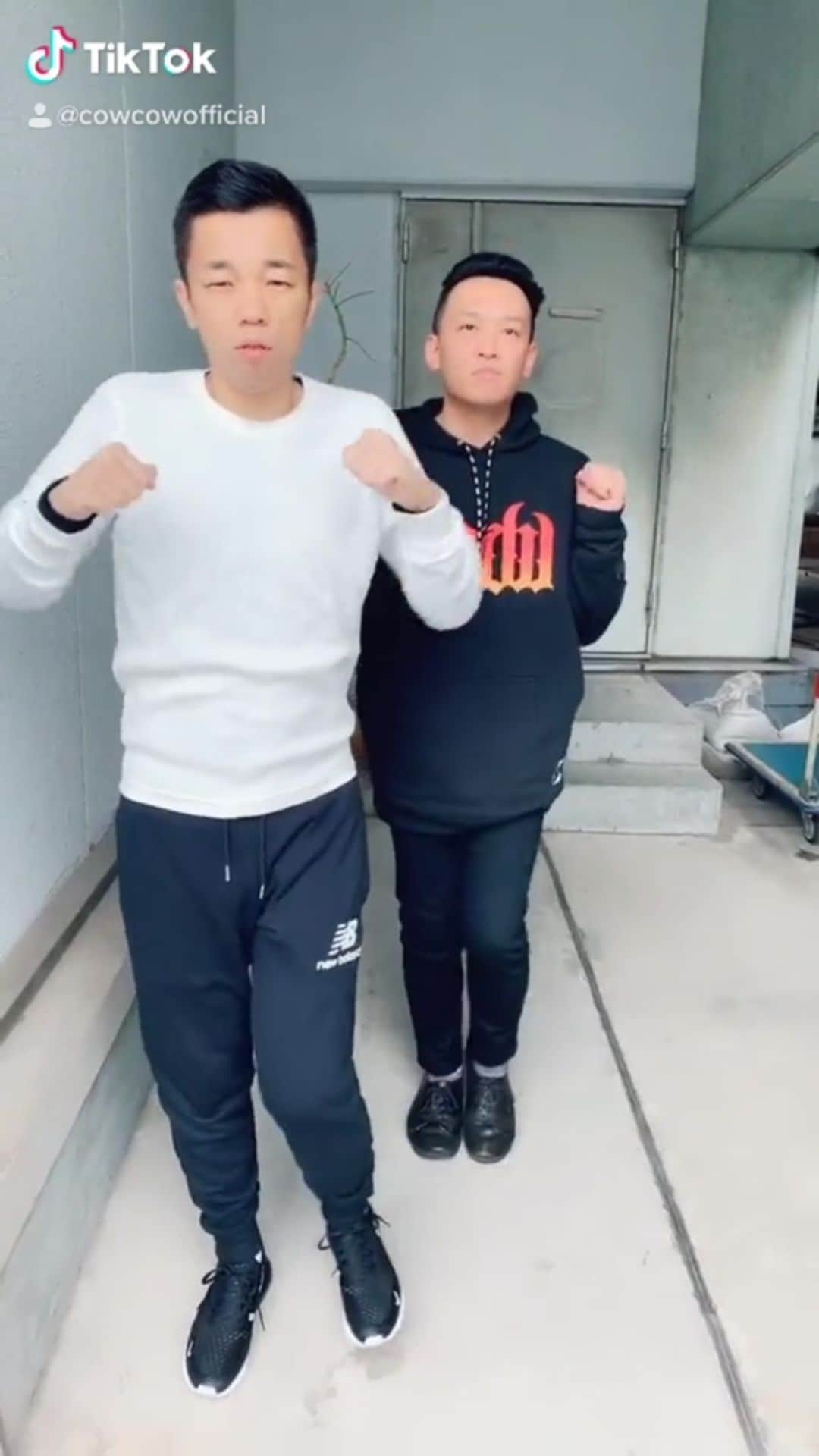 善し のインスタグラム：「脇がムズムズ。  #cowcow」