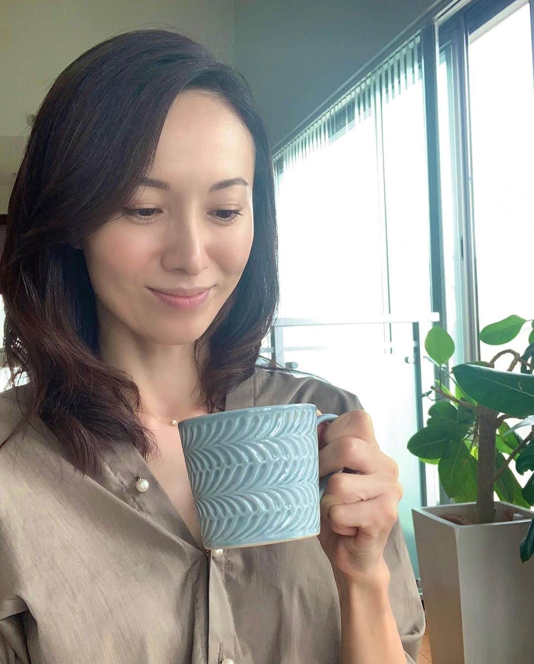 のインスタグラム：「・ ・ ・ 『ホッとする時間』 ・ ・ だいぶ涼しくなって過ごしやすい ・ ・ 温かい飲み物が美味しく感じる ・ ・ 家事を終えて…ホッとする時間♡ ・ ・ ・ #駒田奈美#オスカープロモーション#モデル#アラフィフ#お茶#涼しい#過ごしやすい#過ごしやすい気温 #家事#ホッとする#コーヒー#リラックスタイム」