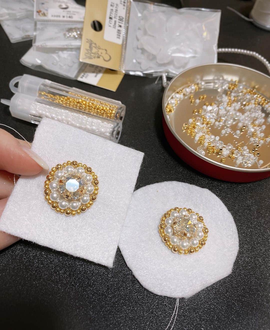 ドーキンズ英里奈のインスタグラム：「ビーズ刺繍🧵 ⠀ ずっと気になっていて始めてみました。 ⠀ ⠀ 久しぶりのアクセサリー作り しばらくやってなかったからなぁ◎ ⠀ 作りたいものがあるのです🌼 コツコツ頑張ります！ ⠀ ⠀ ⠀ ⠀ #ビーズ刺繍 #ビーズ刺繍初心者 #メイドバイドキン　#ハンドメイド好きさんと繋がりたい  #結婚式#プレ花嫁#結婚式準備 #貴和製作所」