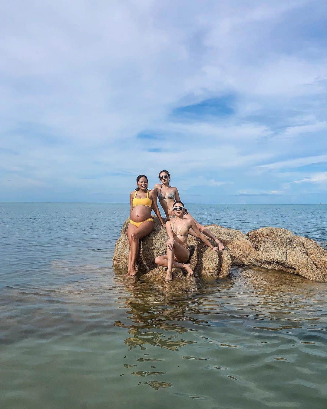 マーイ＝ナパサシ スラワンさんのインスタグラム写真 - (マーイ＝ナパサシ スラワンInstagram)「My girls 🤎☀️ อยู่กลางทะเล มีน้ำกับทรายและมีเพื่อนละนะ..😌🏝」9月16日 12時03分 - mind_napasasi