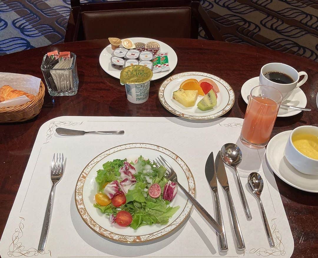 半井小絵さんのインスタグラム写真 - (半井小絵Instagram)「各地での楽しみは移動時に窓から眺める景色と食事。  仙台では新幹線到着から講演まで45分しかない中で、しっかり仙台牛の赤身とタンをいただきました♫  シェラトンの朝食のオムレツもフワフワ♪」9月16日 11時55分 - sae_nakarai