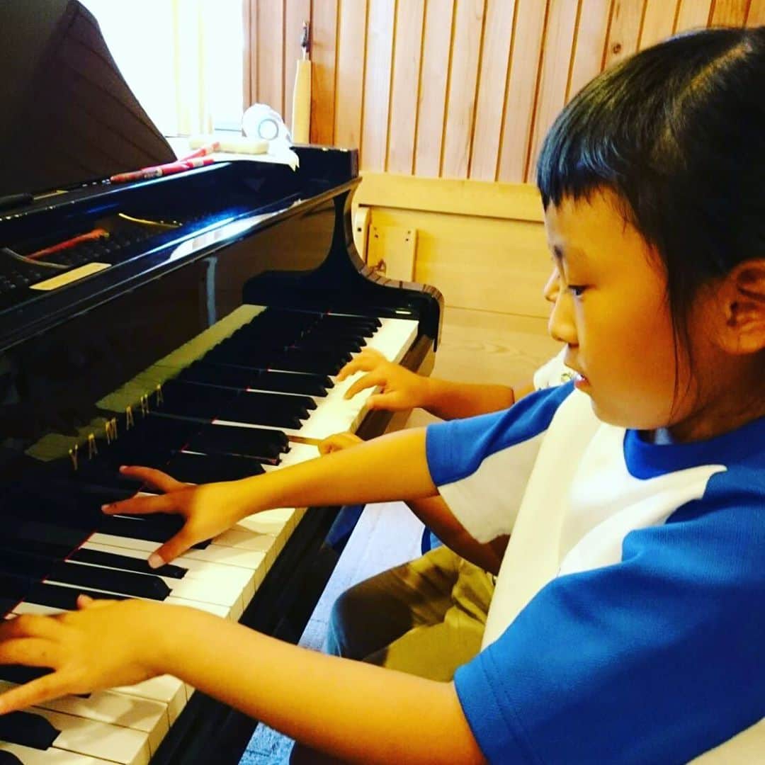 都竹悦子さんのインスタグラム写真 - (都竹悦子Instagram)「音を楽しむ！それが音楽！  我が子達2人とも、ピアノが大好き。 このままずっと好きでいてくれるといいなぁ！  #運動会練習でお疲れ気味 #でも　#ピアノレッスン　#大好き　#先生のおかげ　#私の恩師でもある　#愛おしくて　#毎日が　#宝物　#6歳　#4歳　#姉弟」9月16日 11時59分 - etsukotsuzuku