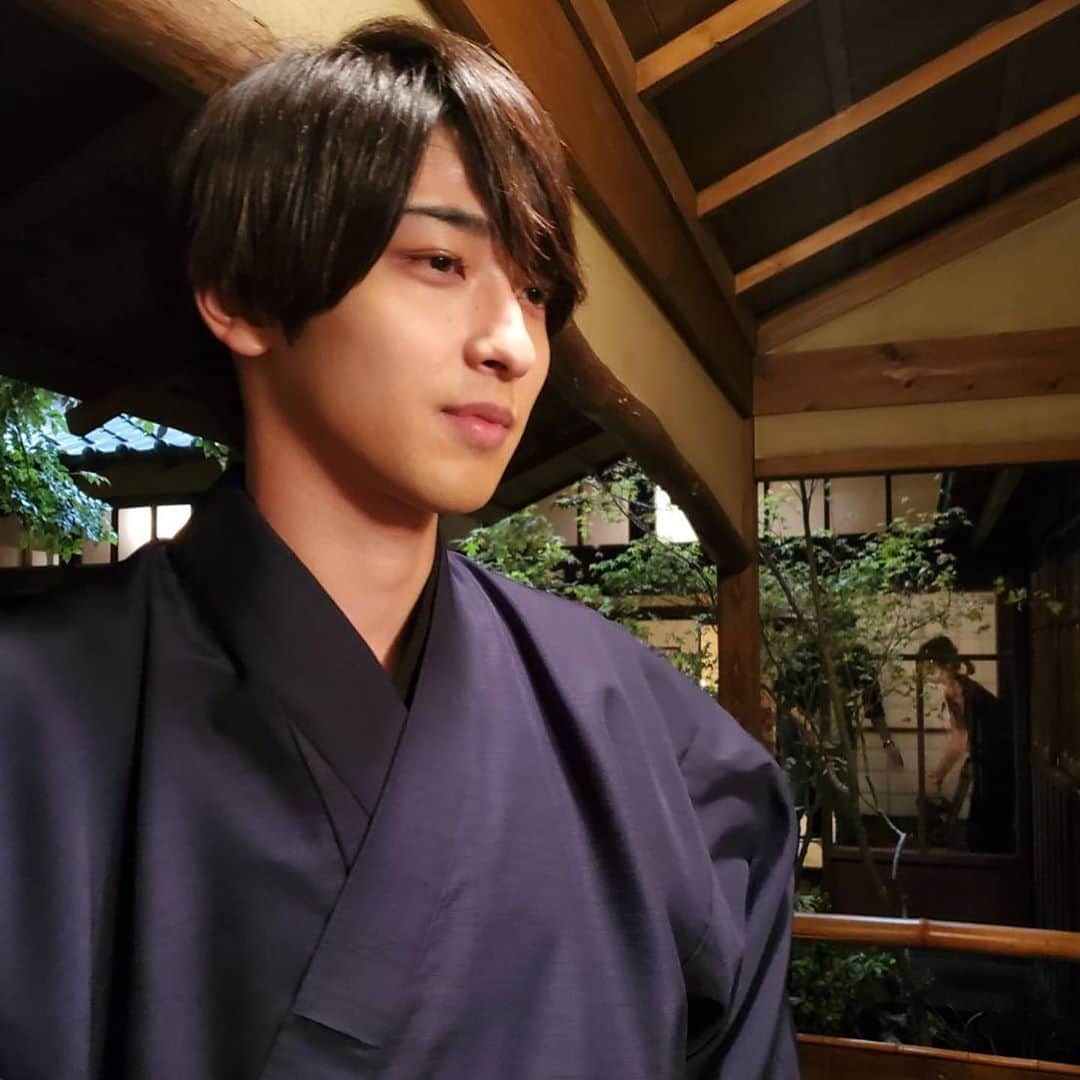 【公式】私たちはどうかしているのインスタグラム：「﻿ ‪本日は #横浜流星 さん24歳のお誕生日😆流星さんおめでとうございます🎊‬﻿ ﻿ ‪#うっつくしい椿さま👑‬﻿ ‪#キメキメでおなしゃす‬﻿ ‪#という注文にやや照れてる件🤭‬﻿ ‪#現場を明るく楽しくしてくれる‬﻿ ‪#ハートは少年の座長✌️‬﻿ ‪#素敵な1年になりますように☺️‬﻿ ‪#私たちはどうかしている ‬﻿ ‪#わたどう‬﻿ ‪#浜辺美波‬﻿ ‪#第6話今夜10時‬」
