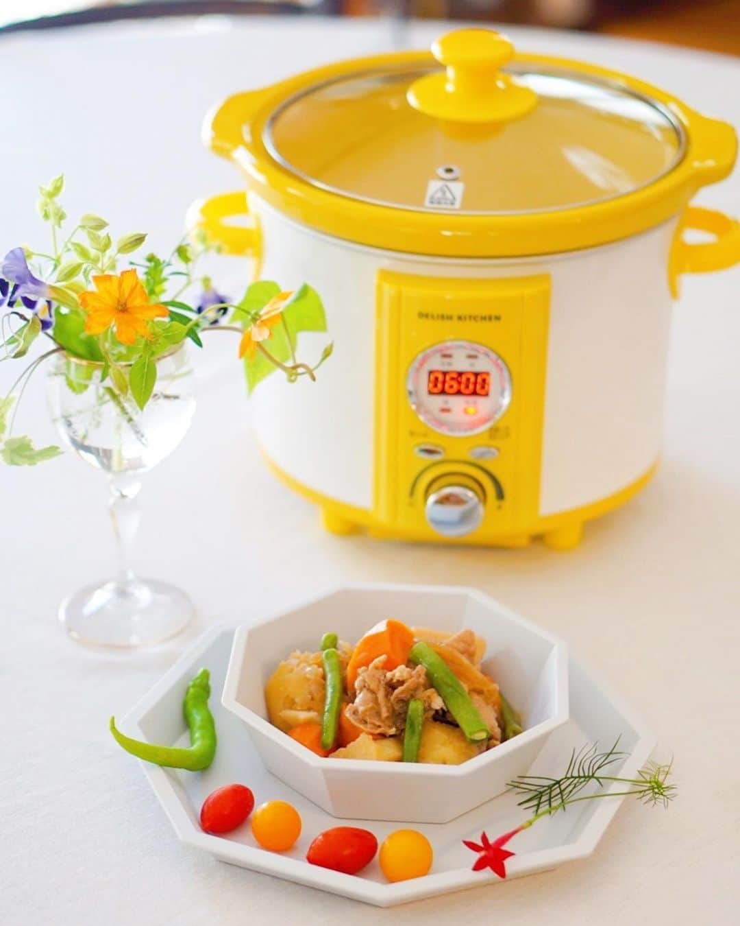のインスタグラム：「． I made a simple dish  ． 我が家に、材料を入れてタイマーを セットするだけで本格料理が完成する スロークッカーが届きました😍💕  ボタン一つで誰でも手軽にプロのような 味になるし、陶器の鍋で低温でじっくり 煮込むので煮崩れしにくく、中まで味が染みる のがオススメポイント😌👏✨  早速肉じゃがを作ってみた😘 ガスレンジを使わないのでキッチンの　 スペースを有効活用できるのも嬉しい♡  @coconial_life さんでは プレゼントキャンペーンもやっている のでチェックしてみてね♡  ． #coconial #ココニアル #PR #スロークッカー #ほったからし #キッチン家電 #時短調理 #簡単料理 #家事楽 #時短レシピ#花のある幸せごはん」