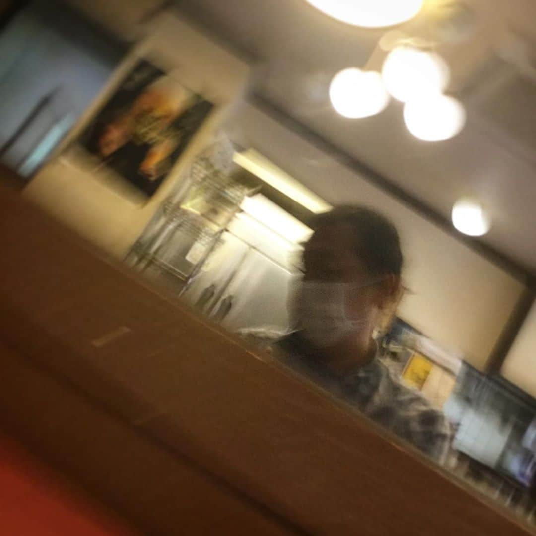 木村ひさしさんのインスタグラム写真 - (木村ひさしInstagram)「朝ごはんのそばを撮って、iPadを鞄にしまう時に撮ってしまった図らずも自撮り写真。」9月16日 12時10分 - kimura.hisashi