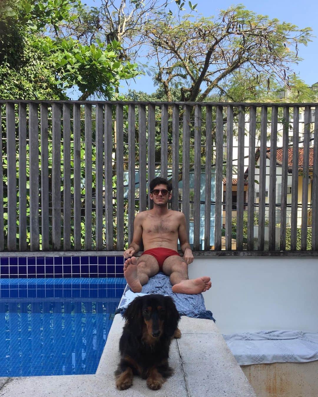 Alice Wegmannさんのインスタグラム写真 - (Alice WegmannInstagram)「meu menino da mata, do mato, que cuida e faz florir tanta gente, tanta vida e tanta liberdade. o maior dos seus siricuticos é querer viver até o talo, beber a vida no gargalo e comemorar até depois do último bloco. o primeiro amigo a conhecer minha casa nova, dar pitaco, se achegar. me aconchegar. a vida leva o Matheus, ele leva a gente junto e as perguntas só vem depois, se precisarem vir. “curumim é um ser livre”. matheus é assim, tem agenda mas sabe viver dentro e fora dela - e eu me pergunto como pode fazer girar a engrenagem própria com tanta responsabilidade e desprendimento simultaneamente, fazendo tudo tão bem feito, com a sabedoria de dar seriedade somente ao que se precisa ser dado. Matheus desperta em mim o que há de melhor em mim e eu espero poder despertar sempre o que há de melhor nele também. a vida é melhor do seu lado, amigo. eu te amo até depois do outro lado da montanha que você vê da sua casa.」9月16日 12時11分 - alicewegmann