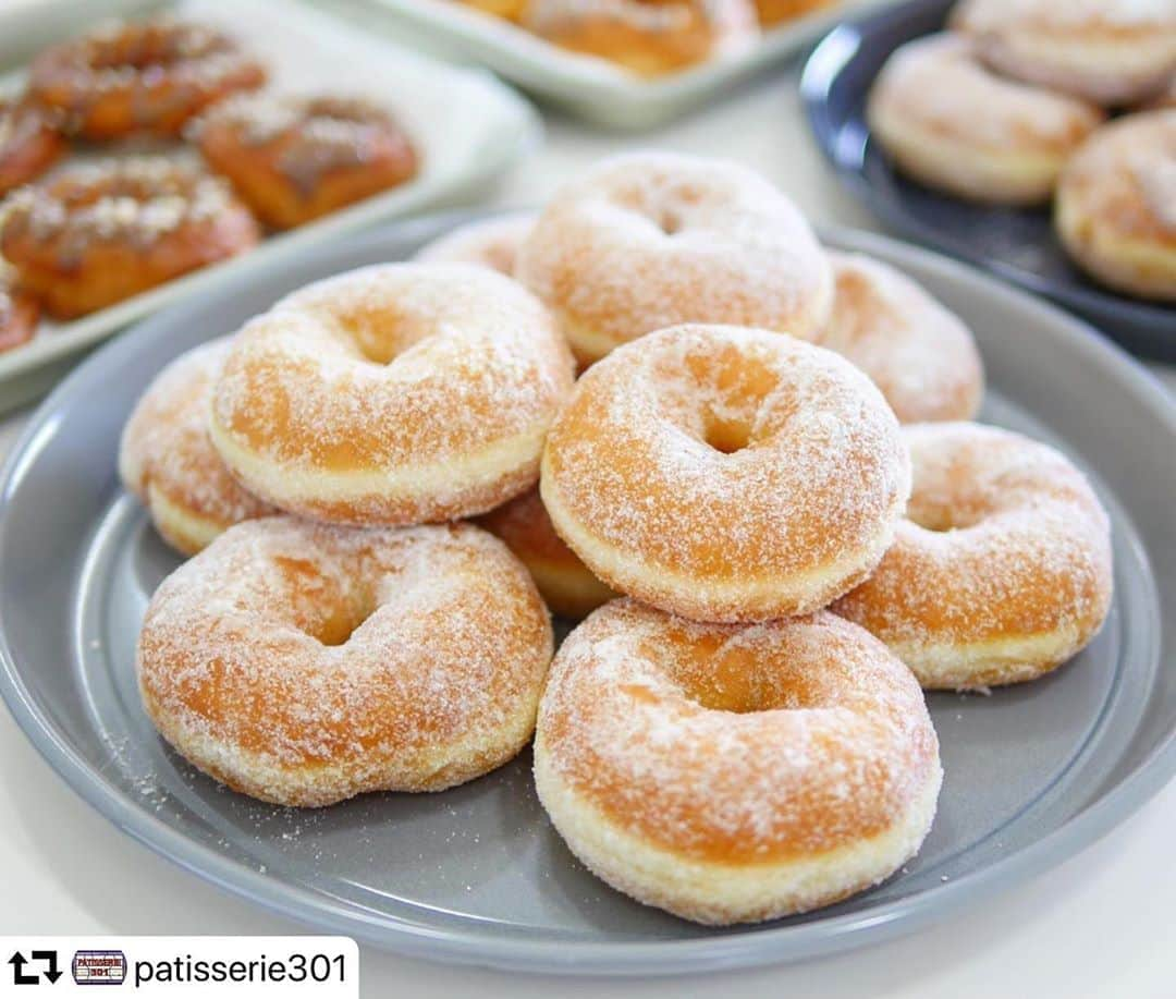 クスパさんのインスタグラム写真 - (クスパInstagram)「#repost @patisserie301 ・・・ ドーナツのレッスン🍩 ホワイトラインもクッキリ❣️ たくさん出来上がりましたー😋😋  #Patisserie301 #P301 #パティスリー301 #Japan #Cake #Sweets #ケーキ #お菓子教室 #school #doughnuts #ドーナツ #注文できます #クスパ公認インスタアンバサダー #クスパ #オンラインレッスン　#cookingschoolpark #order 　@cookingschoolpark」9月16日 12時11分 - cookingschoolpark