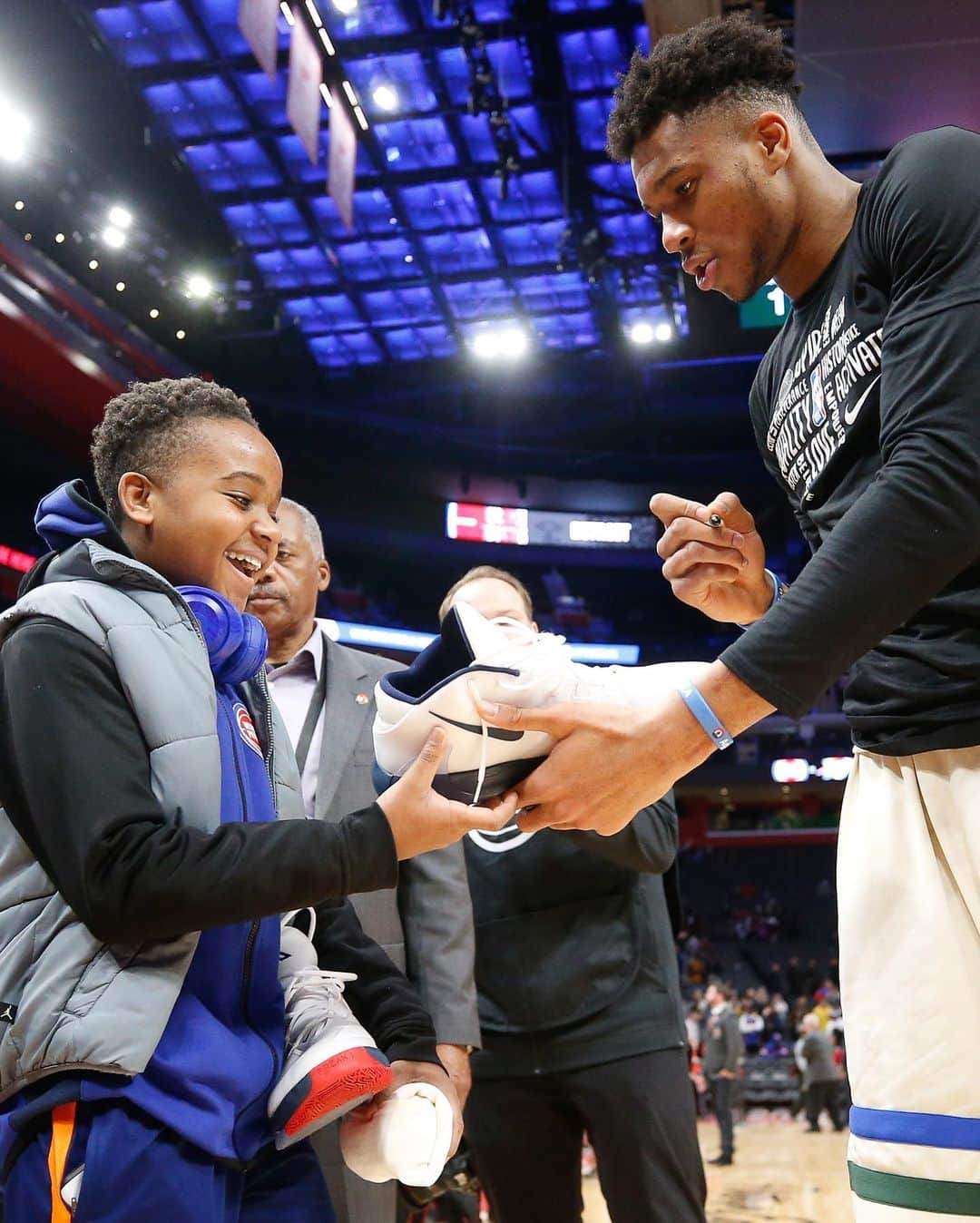 ヤニス・アデトクンボさんのインスタグラム写真 - (ヤニス・アデトクンボInstagram)「Thank you Milwaukee for all the love and support you showed my teammates and I this season. You guys are the best fans in the league. I can’t wait for next season! #ThroughTheWall #Antetokounbros 💪🏽」9月16日 12時08分 - giannis_an34