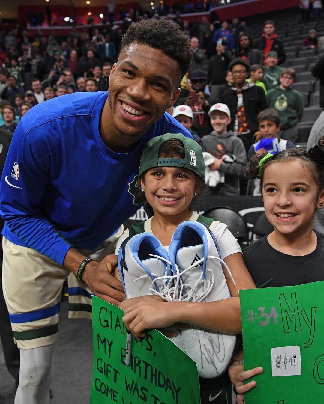 ヤニス・アデトクンボさんのインスタグラム写真 - (ヤニス・アデトクンボInstagram)「Thank you Milwaukee for all the love and support you showed my teammates and I this season. You guys are the best fans in the league. I can’t wait for next season! #ThroughTheWall #Antetokounbros 💪🏽」9月16日 12時08分 - giannis_an34