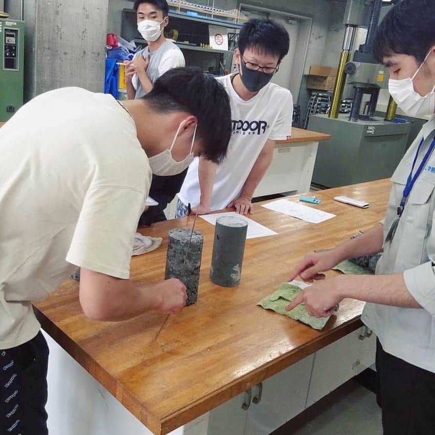 日本工学院さんのインスタグラム写真 - (日本工学院Instagram)「建築設計科で、材料実験の授業をしているときの様子です❗ 自分で制作したコンクリートの圧縮強度を測定しました🏢 . 同じ調合のコンクリートでも、作り方次第で強度が全く異なるなど、 実験を通して面白い気づきが沢山ありました😌 . . 「#日本工学院」をチェック！！ 学生が投稿したリアルな日常風景を見ることができますよ！ . . #nihonkogakuin #専門学校 #日本工学院八王子専門学校 #日本工学院専門学校 #教職員投稿写真 #建築設計科 #若きつくりびと #建築学生 #建築士 #建築家  #建築 #建築デザイン #住宅 #建築設計 #建設業 #一級建築士 #住宅設計 #デザイン #デザインが好き」9月16日 12時09分 - nihonkogakuin