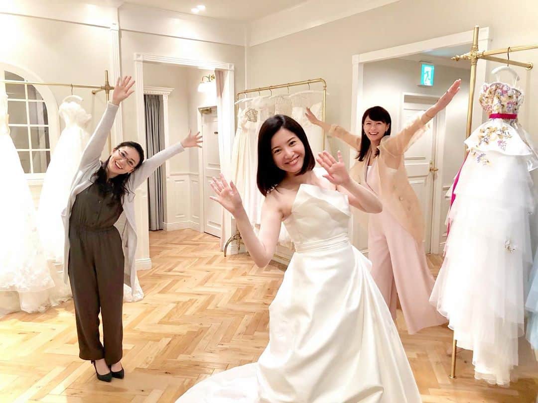 のインスタグラム：「放送まであと３週間です！いよいよ近づいてる！ってことで、今日はスペシャルカット公開—。元気なタラレバ娘にこっちが元気もらえるやつ〜。てか、倫子が着ているのは・・・何を隠そう（隠せてない）そうウェディングドレス！！ついにあの倫子が〜。そうかそうか、幸せそうで何よりだな。と思いながらこの写真に癒されてください。真相はオンエアで是非。（ニヤリ） #タラレバ #東京タラレバ娘 #タラレバ2020 #東村アキコ #３人のポーズが可愛いのはもはやデフォルト #ドレスを選びにきてるとこかな #２人はついてきてくれてるのかな #どんだけ仲良しやねん #３人のポーズが個性的すぎて可愛いすぎて #アザーカットも夜に載せますね #公式太っ腹でしょ #吉高由里子 #榮倉奈々 #大島優子 #坂口健太郎 #鈴木亮平 #田中圭 #平岡祐太 #石川恋 #松下洸平 #渡辺大知」
