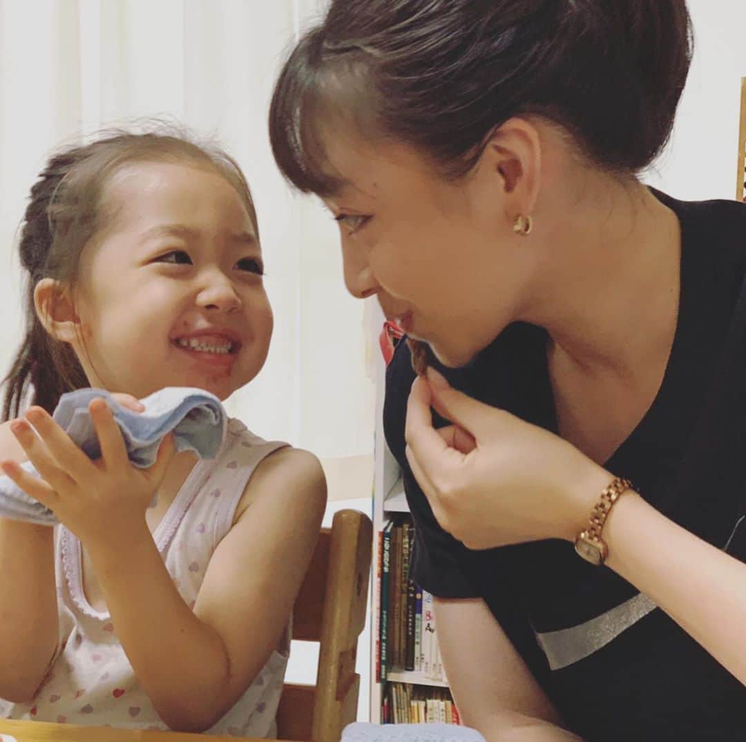 のインスタグラム：「🎂 . . 先日、母の誕生日を、姉夫婦のお家でお祝い〜🤣✨  そしてこの日の料理は全て義兄が作ってくれました😂  (姉は基本着席！w)  前日から仕込んでくれてたみたい😆🙏🍀  義兄シェフありがとう〜🤣✨！！  フルコース！ 全部美味しかった😋👊  私は姪と久々に思い切り遊びました♡  あっという間に大きくなって行く姪。  今同じレベルで遊んでるけど、あとどれ位で抜かされるんだろう…😂 . . #誕生日 #パーティ #母 #おめでとう #姪 #4歳」