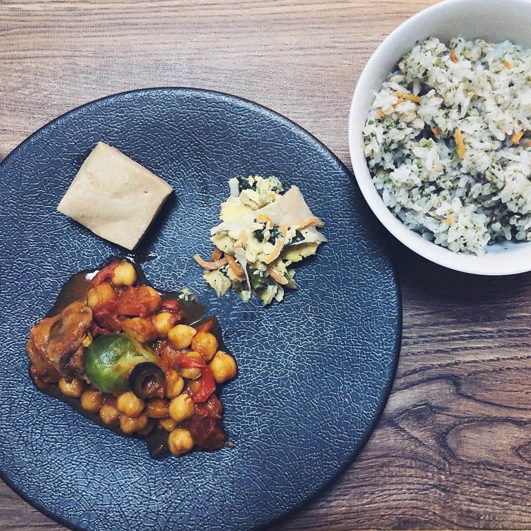 長谷川唯のインスタグラム：「・ ・ 今日のお昼ご飯は、 @fitfood_home のお試しセット🤍栄養とヘルシーのバランスは私が求めてる食品✨匂いだけでもいい匂い〜🤤💓ママと食べまぁーす🍴  ・ ・ #fitfoodhome #牛肉とひよこ豆の煮込み #もち麦ごはん #お昼ご飯 #栄養バランス #today #おうちごはん」