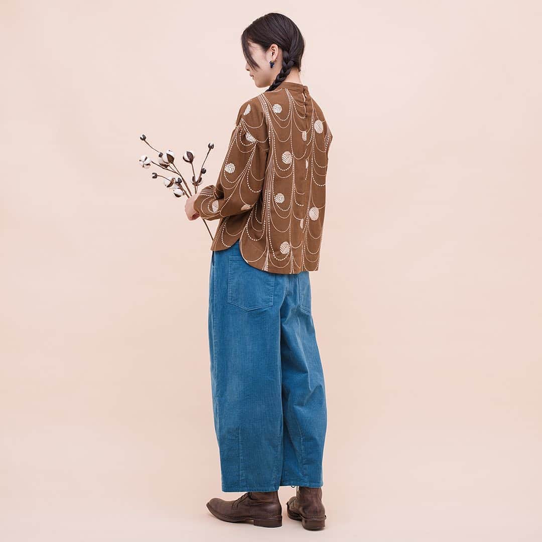 marbleSUD(マーブルシュッド) のインスタグラム：「【EMB毛糸玉】LOOK BOOKの表紙を飾っている、大注目シリーズが本日より全店舗&online shopで発売。  新型の「ハイネックブラウス」は、小さめのスタンドカラーとボリュームのある袖周りに、腕を包み込むような袖口がポイント。  コーデュロイやデニムのパンツと合わせてカジュアルに、スカートを合わせて少しフォーマルに、と合わせるボトムスでぐっと違った印象に。同じシリーズのスカートとのセットアップもおすすめですよ。」