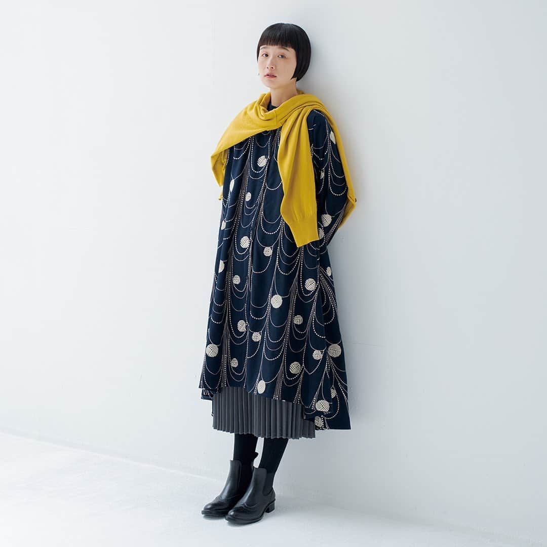 marbleSUD(マーブルシュッド) のインスタグラム：「【EMB毛糸玉】LOOK BOOKの表紙を飾っている、大注目シリーズが本日より全店舗&online shopで発売。  たっぷりと生地を使用した、ドレープの美しさが魅力の新型「フレアシャツワンピース」は、前開きにして羽織にしても◎様々な着こなしをお楽しみいただけます。」