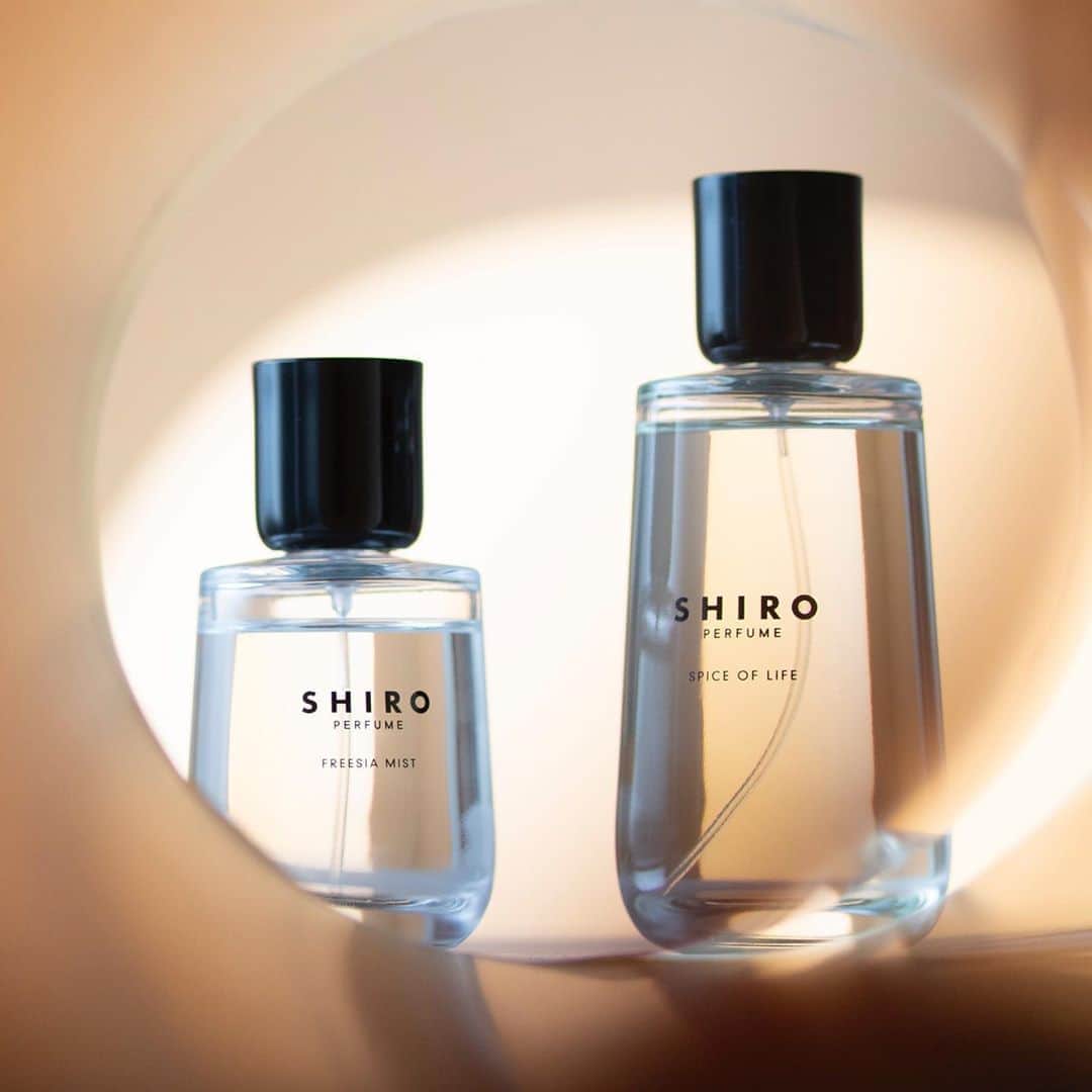 shiroさんのインスタグラム写真 - (shiroInstagram)「秋の気配を感じる今日この頃。ワードローブの入れ替えとともに、新たな香りを秋の装いに加えてみるのもおすすめです。  #SHIRO #perfume」9月16日 12時37分 - shiro_japan
