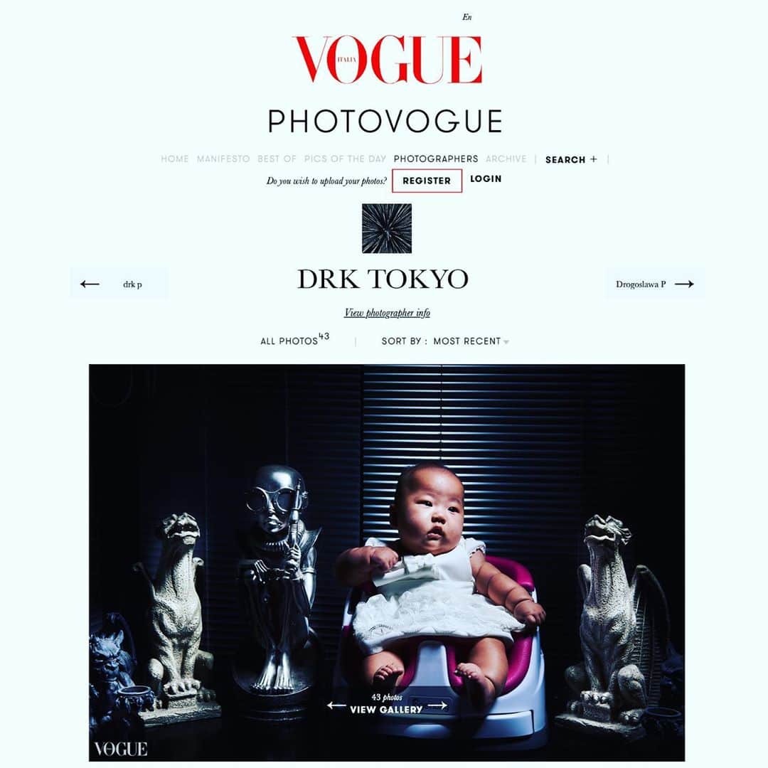 のインスタグラム：「Vogue Italia Photovogue debut at zero years old. #vogue #familyphoto #daughter」