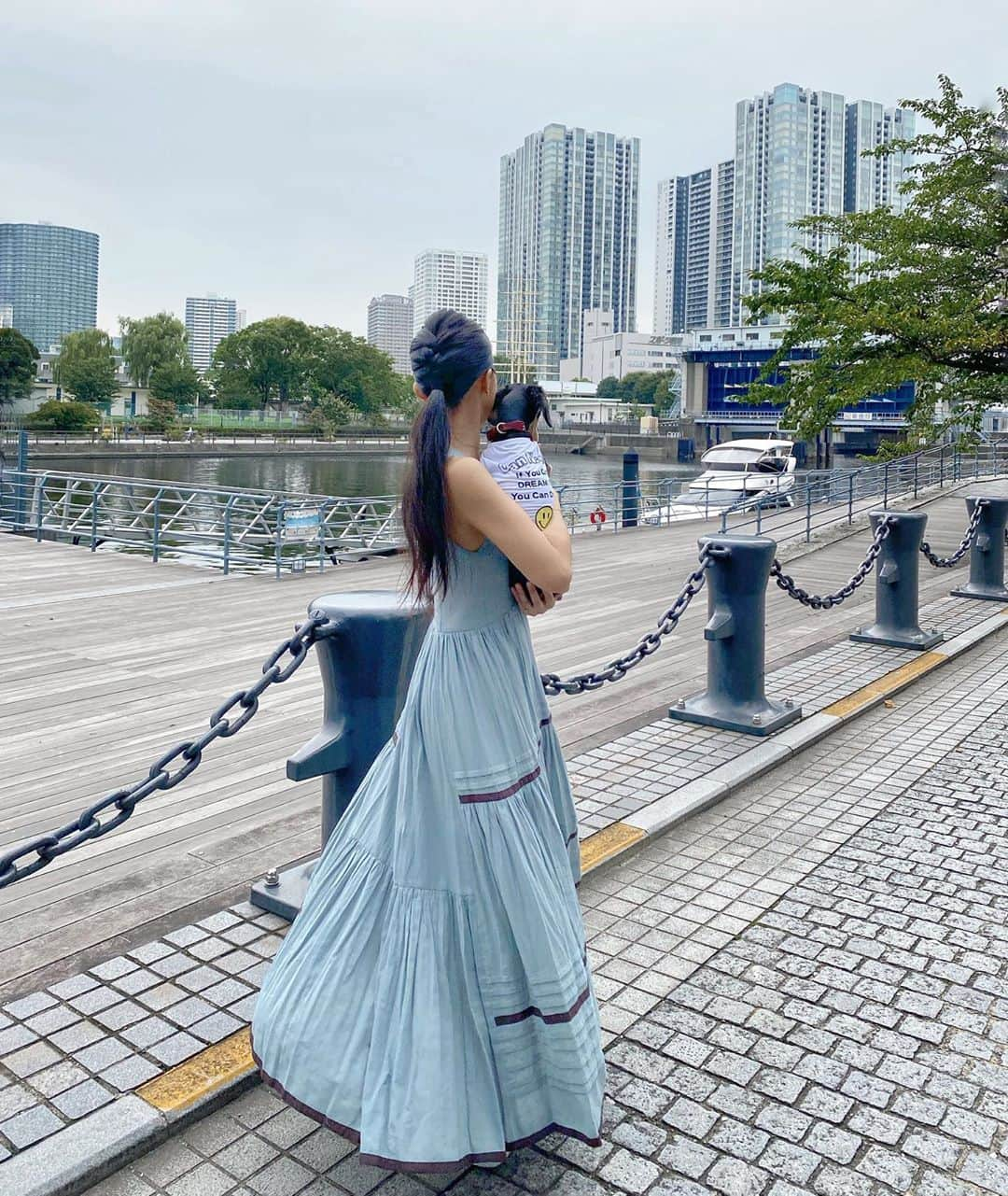 来栖あつこさんのインスタグラム写真 - (来栖あつこInstagram)「ムーちゃんとのラブラブお散歩中🥰🐶写真。﻿ ﻿ ﻿ ムーは私に沢山の幸せをくれます。﻿ ﻿ どうやら、動物と目が合うだけで「幸せホルモン」でるらしいよ♡﻿ ﻿ どうりで…私には2匹も幸せホルモンをプレゼントしてくれる子がいるから、幸せなわけだ♡🐶😺♡﻿ ﻿ ムー推し🐶﻿ ムー担🐶﻿ #犬猫共存 #ムーちゃん #ムシャ ﻿ #dog  #ダックスフンド #dackshund ﻿ #犬 #狗 #개 #Hund #cane #chien ﻿ #miniaturedachshund ﻿ #ミニチュアダックスフンド ﻿ #dogstagram ﻿ #ムーあつこ ﻿ #ポジション争奪戦」9月16日 12時40分 - atsukokurusu