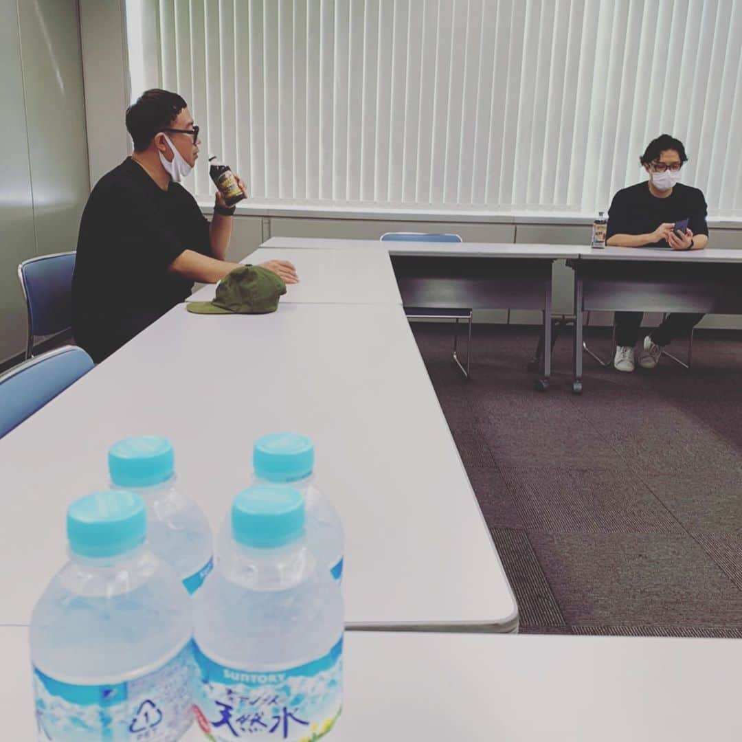 黒澤正徳さんのインスタグラム写真 - (黒澤正徳Instagram)「そろそろ 特典が届いてる方もいると思います。  それでは  オフショットを  小田和正の 『たしかなこと』  を  口ずさみながら  ゆっくりご覧下さい。  せーの  🎵 雨上がりの　空を見ていた  通り過ぎてゆく　人の中で…」9月16日 12時40分 - kuro_chan79