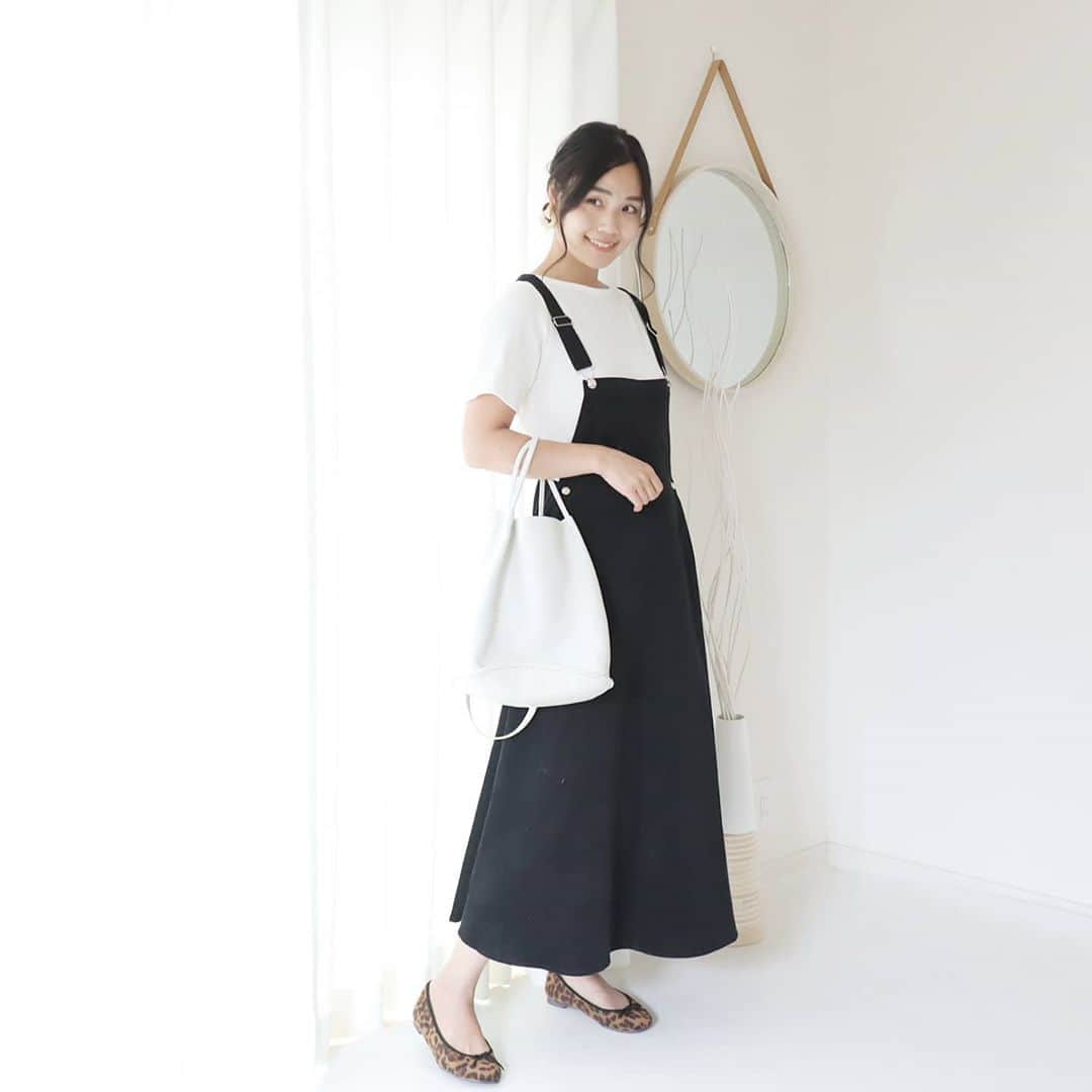 Eri Satoのインスタグラム：「white×blackコーデ · tops @pierrot_shop one-piece: @piccin_official shoes: @outletshoes_official · ワンピースは @piccin_official のもの。 #コーデュロイロングジャンスカ · こういうサロペットタイプのジャンスカって結構タイトめなシルエットが多い気がするけど、これはスカートが綺麗なフレアーですっっごく可愛いのー！！！😍 · 薄手のコーデュロイ素材なので今から着られるし、着回しもききそうです💛 ·  #PICCIN#コーデュロイワンピース#ジャンスカ#高身長コーデ#ママコーデ#カジュアルコーデ#スカートコーデ #fashion#ootd#outfit#code#coordinate#style#ファッション#コーディネート#コーデ#プチプラ#プチプラコーデ#シンプルコーデ#mamagirl#locari#partegram#カジュアル#お洒落さんと繋がりたい」
