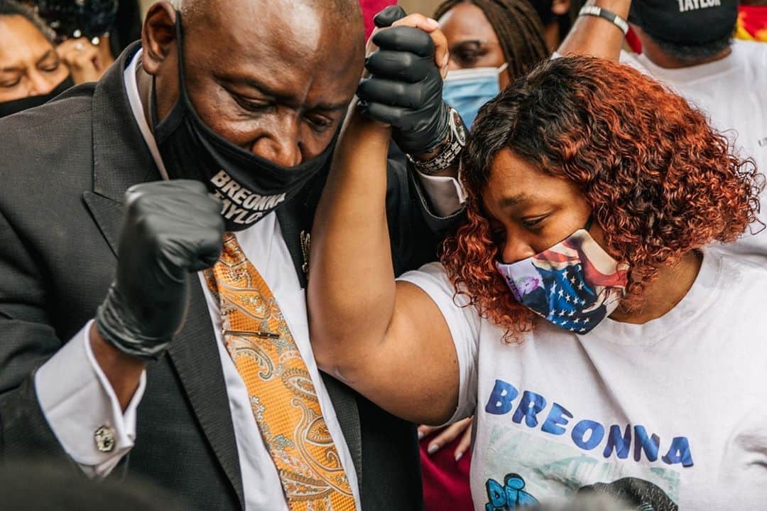 TIME Magazineさんのインスタグラム写真 - (TIME MagazineInstagram)「Attorney Ben Crump and Tamika Palmer, mother of Breonna Taylor, after a news conference in Louisville, Ky., on Sept. 15. The city of Louisville will institute police reforms and pay $12 million to the family of the 26-year-old, who was fatally shot by police during a no-knock raid at her apartment in March. "As significant as today is, it's only the beginning of getting full justice for Breonna," Palmer said in a brief statement. "We must not lose focus on what the real job is ... It's time to move forward with the criminal charges, because she deserves that and much more." Taylor's mother, the family's lawyers and protesters nationwide have called for the officers involved to face criminal charges. Ending her remarks, Palmer said: "please continue to say her name: Breonna Taylor." Photograph by @branbell2019—@gettyimages」9月16日 12時43分 - time