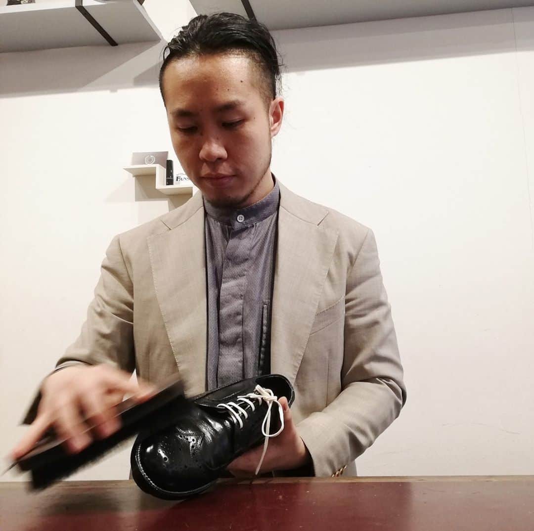 m.mowbrayさんのインスタグラム写真 - (m.mowbrayInstagram)「【イベント情報】靴磨きフェス開催のお知らせ＜第ニ弾＞（9月23日は靴磨きの日）﻿ ﻿ 靴磨きの日に制定された9月23日を記念しまして、﻿場所を東京大丸様に移し、今年も靴磨きフェス2020を開催、M.MOWBRAYブランドも出展いたします。﻿ ﻿ 〜〜〜〜〜〜〜〜〜〜〜〜〜〜〜 催事名：靴磨きフェス2020﻿ 会期：9/19（土）～22（火）﻿ イベント時間：11時～18時﻿ 場所：大丸東京店 ７F紳士靴売場 ﻿ 〜〜〜〜〜〜〜〜〜〜〜〜〜〜〜 　﻿ 今回M.MOWBRAYブランド直営店「FANS.浅草本店」からは9/20（日）と9/21（月）の2日間、三村ミチオが参戦します。  ・スニーカーケア ・革靴、鞄のリカラー受注会 ・スニーカーオールソール受注会  FANS.浅草本店からは上記3種のサービスを取り揃えております。 イベント詳細は大丸東京店さまホームページをご確認ください。  ［https://shopblog.dmdepart.jp/tokyo/thinklocal_cp/?_ga=2.147207095.1030520260.1600222041-1413396455.1600222041］  ﻿ 靴磨きの日とは？﻿ 『靴磨きなどのシューズケア用品を手がける株式会社アールアンドデーが制定。「靴磨きを通じて日本の新しい靴文化を創造する」「最良の方法で楽しくシンプルな靴磨きを広める」という気持ちで活動する同社。靴磨きへの関心を高め、日々の暮らしの中に取り入れてもらうのが目的。日付は９と２３で「靴（９２）磨き（３）」と読む語呂合わせから。』﻿ ﻿ ※一般社団法人 日本記念日協会ホームページより引用﻿ ﻿ #mmowbray #mowbray ﻿ #エムモゥブレィ #モゥブレィ ﻿ #靴磨きの日 #9月23日 #靴磨き #革靴 #靴磨きフェス #靴磨きフェス2020」9月16日 12時48分 - m.mowbray
